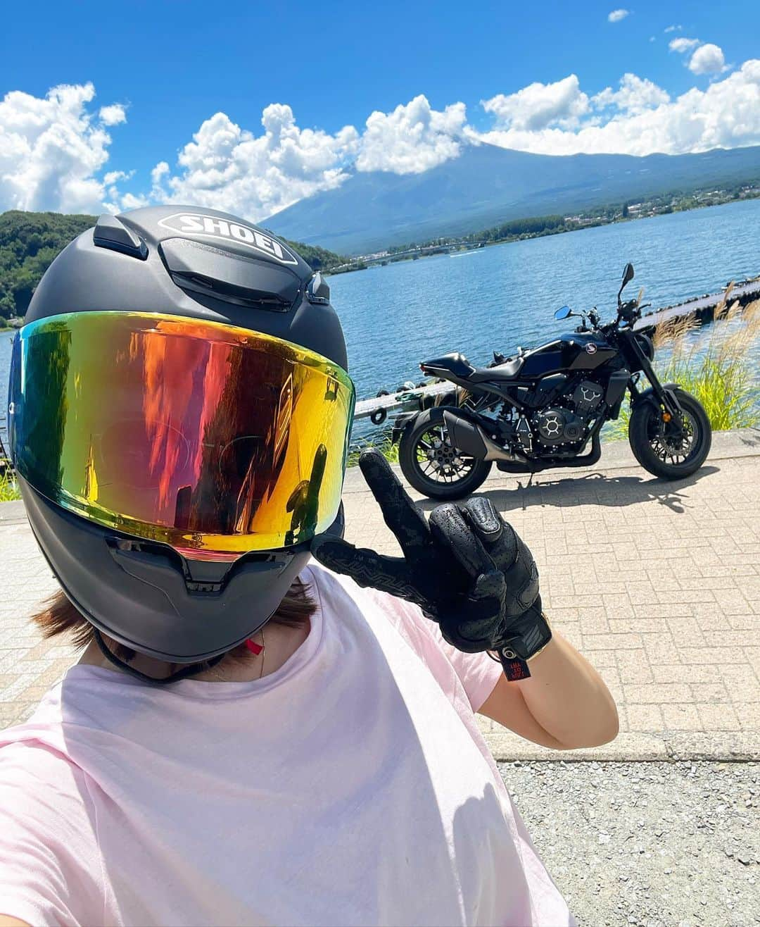 ほのかさんのインスタグラム写真 - (ほのかInstagram)「夏休み🌻🏍️  なんだか成長を感じる写真じゃない？？  CBと出会って、Ducatiの良さを知り Ducatiと出会って、エストレヤの良さを知ったよん。  みんな違ってみんないい！❤️😌  後に写ってる富士山様には、来週登る予定🧗 ドキドキ大冒険な夏の途中🎐  #乗ってみないとわからない  #cb#cb1000r #honda #bike #rider#motorcycle  #バイク #バイク女子  #ducati #kawasaki  #富士山#河口湖#mtfuji」8月14日 18時18分 - honokaaa1202