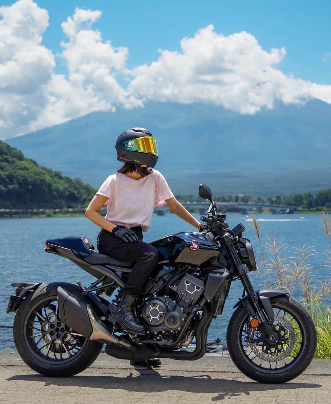 ほのかのインスタグラム：「夏休み🌻🏍️  なんだか成長を感じる写真じゃない？？  CBと出会って、Ducatiの良さを知り Ducatiと出会って、エストレヤの良さを知ったよん。  みんな違ってみんないい！❤️😌  後に写ってる富士山様には、来週登る予定🧗 ドキドキ大冒険な夏の途中🎐  #乗ってみないとわからない  #cb#cb1000r #honda #bike #rider#motorcycle  #バイク #バイク女子  #ducati #kawasaki  #富士山#河口湖#mtfuji」