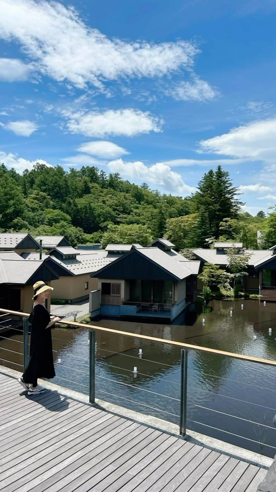 篠原菜月のインスタグラム：「夏の思い出 軽井沢へ🌿 ⁡ ずっと泊まってみたかった星のや軽井沢へ宿泊。 自然に囲まれた癒しの非日常空間でした☺️ テラスで水の音や鳥のさえずりを聞いたり… ひたすらのんびり〜 お部屋にはテレビも時計もないのでデジタルデトックスできて頭もすっきり✨ ⁡ ⁡ @hoshinoya.official   #軽井沢#軽井沢旅行#星のや軽井沢#hoshinoya #hoshinoyakaruizawa#karuizawa#非日常空間 #デジタルデトックス#自然#マイナスイオン ⁡」