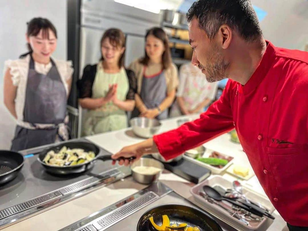 ベリッシモ・フランチェスコのインスタグラム：「Great event! Cooking class with Beauty Japan girls in Yokohama!✨✨ 横浜でビューティージャパンの美女達と素敵なイタリア料理教室！💕 Oggi insegnamo la cucina italiana alle donne utilizzando degli ingredienti particolari. Tutte bravissime e bellissime❤️ #ベリッシモ #料理研究家 #料理研究家ベリッシモ #francescobellissimo #chef #tvchef #francescobellissimochef #イタリア料理 #料理教室 #イタリア料理教室 #イタリアンシェフ #イケオジ #イケメン #ビューティージャパン #ビューティージャパン東京 #beautyjapan #japanesegirl #cooking #cookingclass #cookingram #italiancuisine #masterchef #お洒落 #人気料理研究家 #感謝 #イケメンシェフ #美人 #クッキング #芸能人 #italianfood」