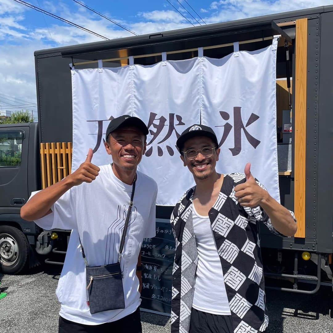 小椋祥平のインスタグラム：「. まさかのウッチー‼️  山梨に遊びに来てたからって、わざわざかき氷を食べに来てくれた😭  そんなん嬉しいやないかーいっ‼️😭  見た目は怖いけど、可愛い奴❤️  #小椋祥平  #内田健太  #見た目は怖いけど  #可愛い奴  #仲間」