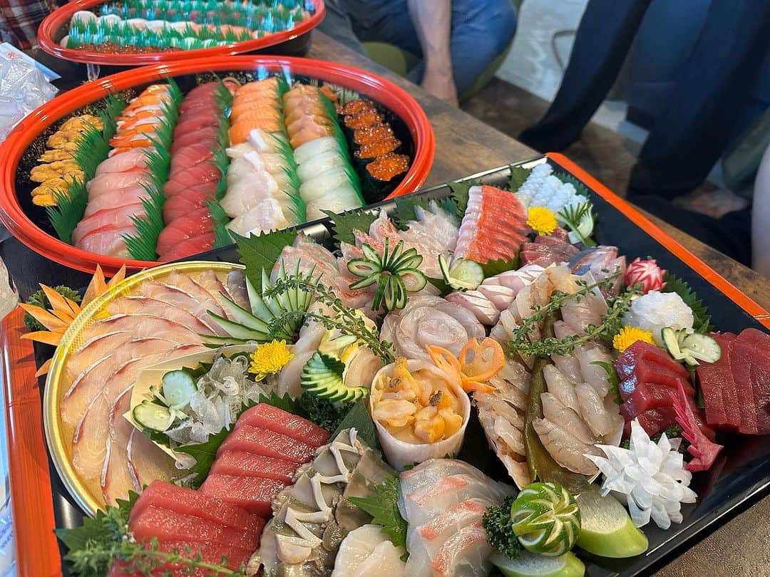 エハラマサヒロさんのインスタグラム写真 - (エハラマサヒロInstagram)「ハリポタメンバー集まってお寿司パーティ‼️‼️👍  YouTubeで頼んで美味しかった魚耕さんのお寿司とお刺身にしました。最高‼️‼️  #毎日一緒におるのに休みの日も会っててカッコいい  @uoko.official   @miyamakaren  @kei.ohgi  @momokasatake  @yudai_sato_  @haru_fujita943  @okabeyuma  @_mi0datte_ @」8月14日 18時29分 - eharamasahiro