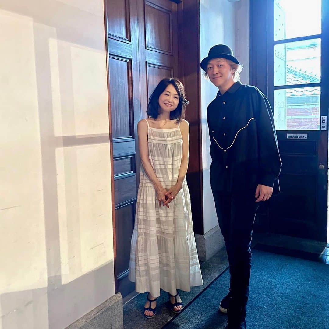 辛島美登里のインスタグラム：「京都文化博物館はとても歴史ある建物で、 音の響きも光の陰影も時空を超えた場所に私たちを誘ってくれました。 最後「花開く〜🪷」をみなさんと。 伊藤ハルトシさんのチェロもギターも音符に羽根が生えていました🪶無料フォロワー登録で皆さんの写真ごらんになれます https://karashimamidori.bitfan.id/contents/menu/14180 久々に関西でライブができて、京都時間を堪能できて、ほんと嬉しかったです。 最後の写真、盆踊りでもしそうな私🏮 ありがとうございました☺️ 次は夕涼みでお会いしましょう🎐 辛島美登里」