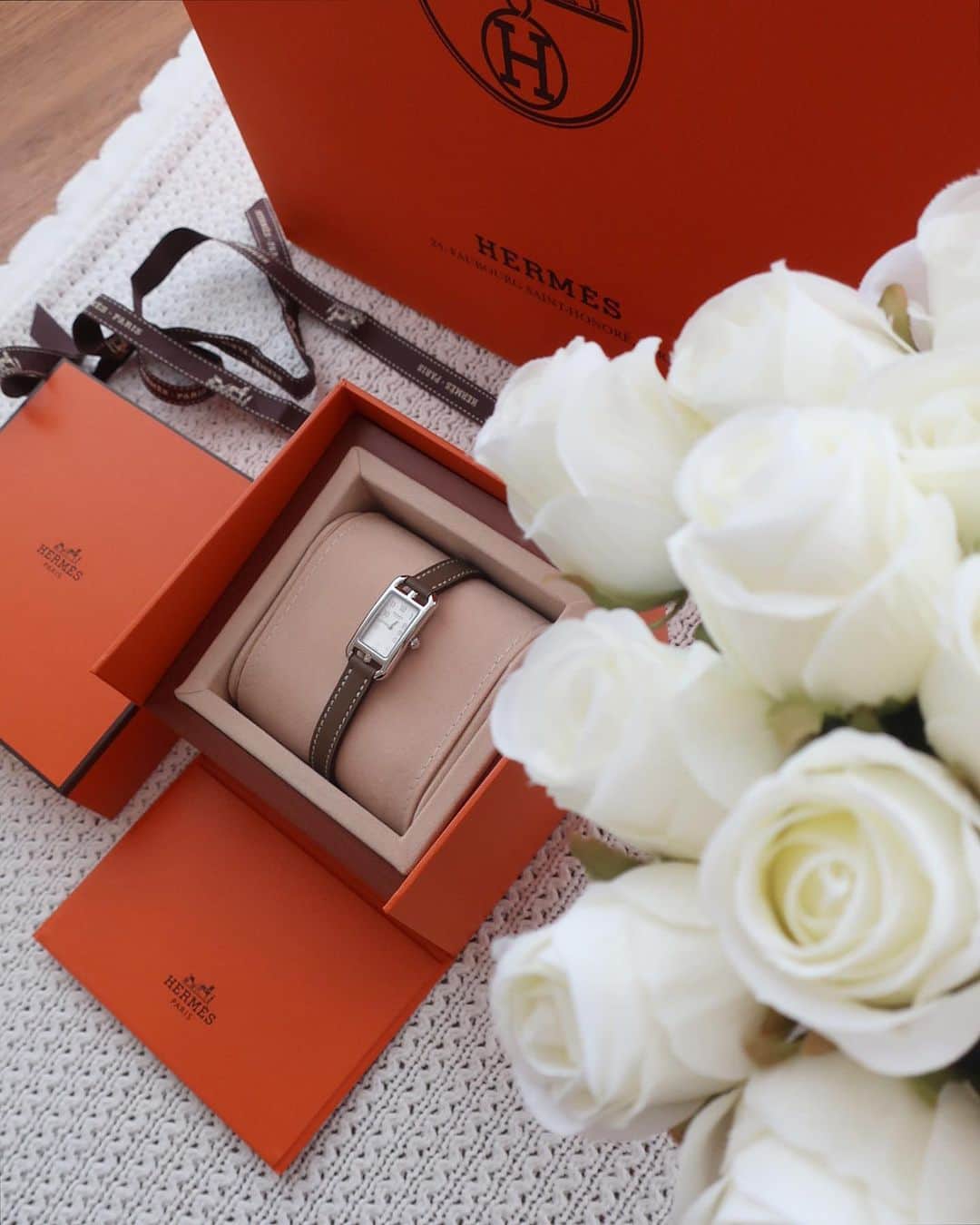 のインスタグラム：「Hi, @hermes 🍊 今日は強運がついてる、、(無くしてた鍵が2つとも見つかった)と感じて、強運逃すものか精神で時計を買ってしまった記念☺️🕰️✨これから心強い相棒になってもらおう〜🙏🍉」