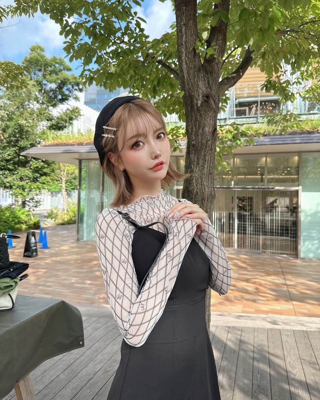 吉川ちえさんのインスタグラム写真 - (吉川ちえInstagram)「【💋💄💋💄💋💄】 . この前展示会でオーダーした ( @lipservice_official )の お洋服が届いたので着てみたよ🙋‍♀️❤️ . シースルートップスとワンピ💕 このトップスはデザインが可愛い✌️ ワンピは肩の紐の部分が レザーになってて秋っぽいよ😗❤️ . #LIPservice #リップサービス」8月14日 18時37分 - yoshikawachie_16