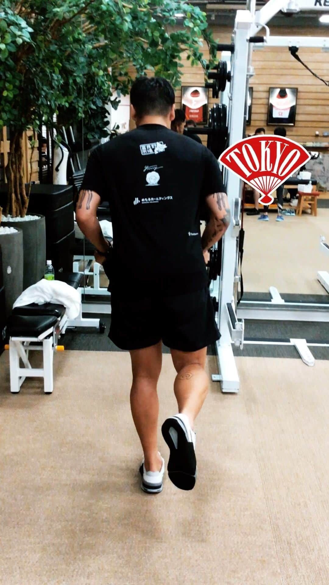 佐々木明のインスタグラム：「バランスで今日は左のヒンジが反応が鈍かったので 強制的に捻りを加えてヒンジを効かせるって言う 即座にメニューをアジャストしてくれるのが 勉強する事を止めない優秀なコンディショニングコーチの 要素だと思います。  どのトレーナー、コーチも 決して奢ることなく常に学びを止めず評価を間違えない可能性が最も高い事が僕には重要です。またPTチーム、ドクターとの連携も的確に更に疎かにせず取り続ける事は大事な原則です。 強くなりたくて世界一にまたなる為の挑戦ですからプロフェッショナルな性格を持ち合わせたチームでなければ成立しませんし、僕が今からトレーナーとして経験を育てる程時間もありませんから信頼出来ると信じれたR-bodyにこの復帰への道をお願いしました。  今日は本間コーチ。 有難うございました。  #rbodyproject #tokyo #japan #conditioningtraining  #東京  この水の入ったボール難しいね  2023/08/14」