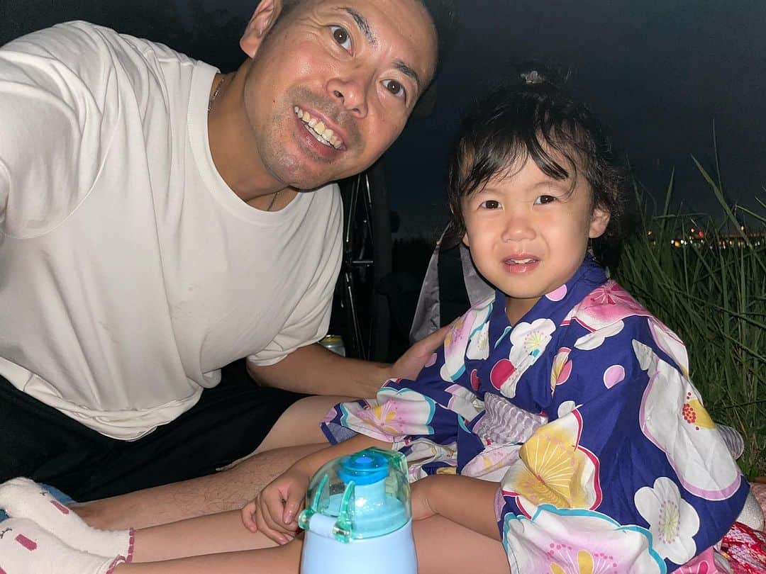 アキラ・コンチネンタル・フィーバーのインスタグラム：「🎆花火と唐揚げが大好き🎇 #花火大会」