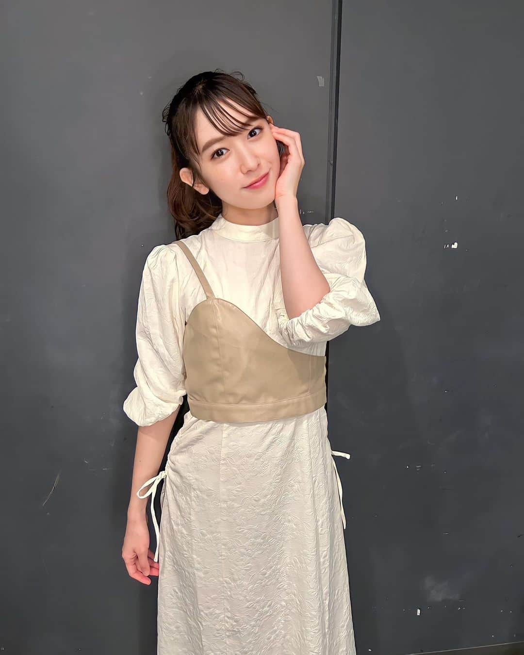 小泉遥香のインスタグラム：「￤𝓯𝓪𝓼𝓱𝓲𝓸𝓷…👗💞  最近買ったワンピース🥳✨  ワンショルダーのベストがついてて可愛い♡  カメラマンにも褒められて嬉しかった☺️☺️  camera...@kanami_tsujino_official  #私服 #ワンピース #コーデ #アイドル#今日のコーデ #acka #instafashion #ootd」