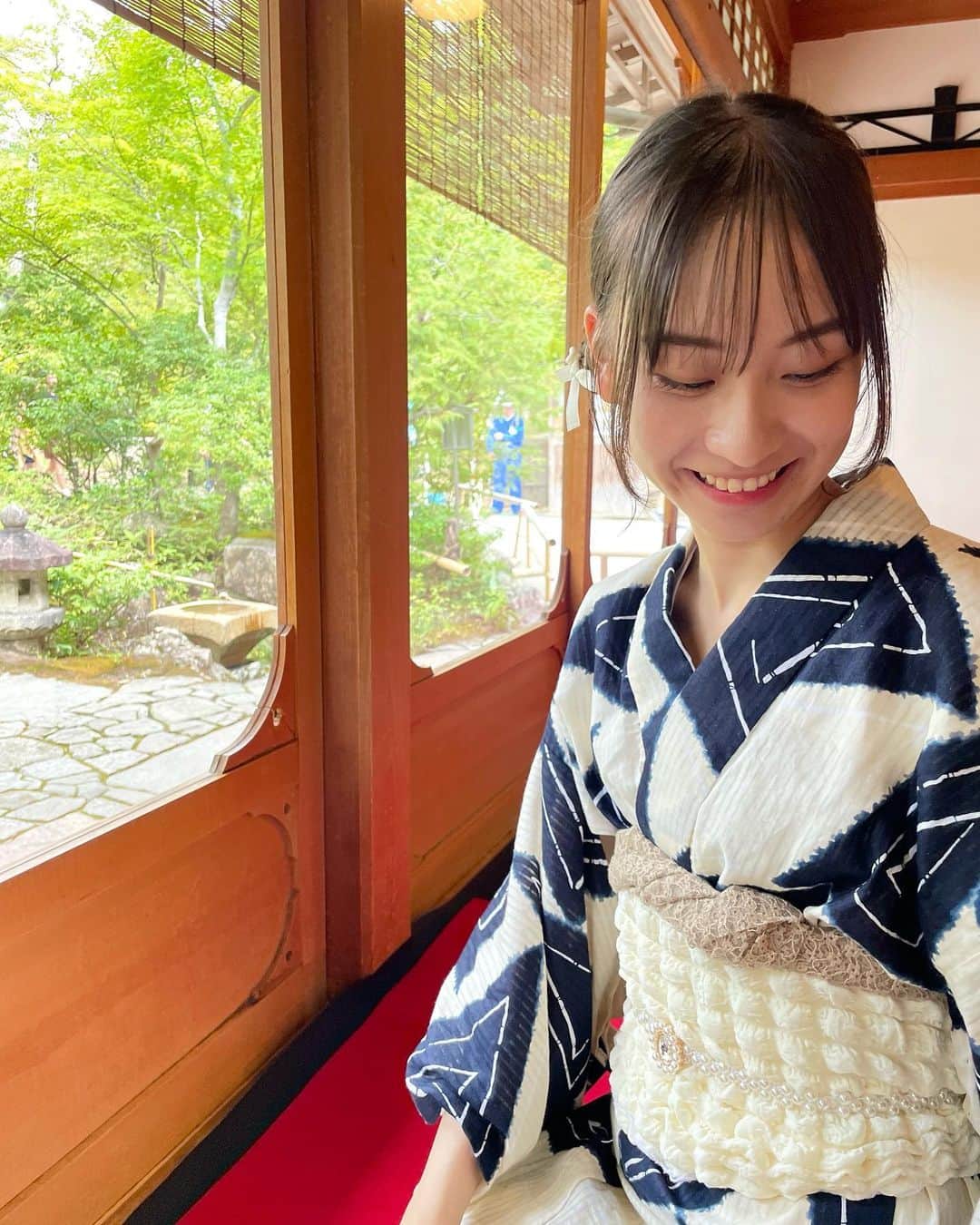 太田雫のインスタグラム：「・ 金閣寺の売店でお茶飲んだ時の〜🍵 ・ ・ 外がめちゃくちゃ暑かったから、冷たい抹茶が体に染みておいしかったです✨✨ ・ ・ #太田雫#06#浴衣#他撮り#金閣寺#京都」