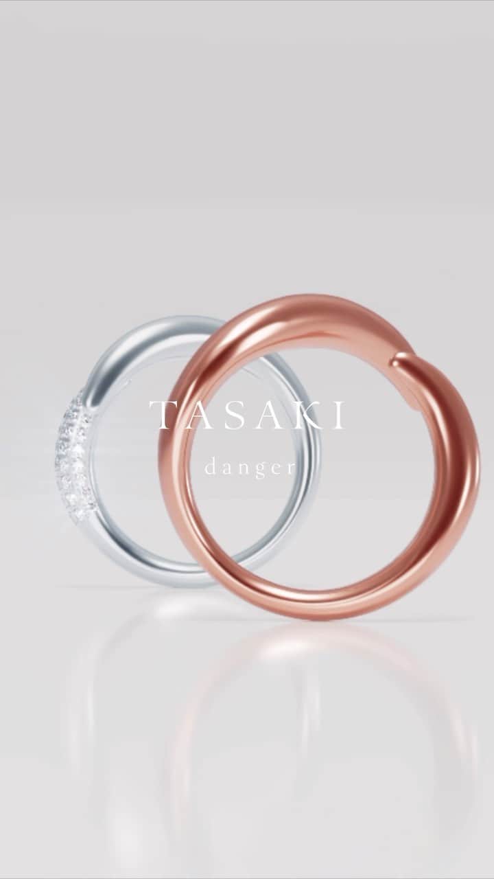 TASAKIのインスタグラム：「The stylish ‘danger horn plus’ ring gently wraps around your finger with the graceful curves of a horn. Mix and match different golds and other materials for a playfully stacked look.  ホーン(角)の優雅なカーブラインで指を包み込むスタイリッシュな「danger horn plus」のリング。 ゴールドや素材をミックスさせて、プレイフルな重ね着けを楽しんで。  #TASAKI #TASAKIdanger #TASAKIpearl」