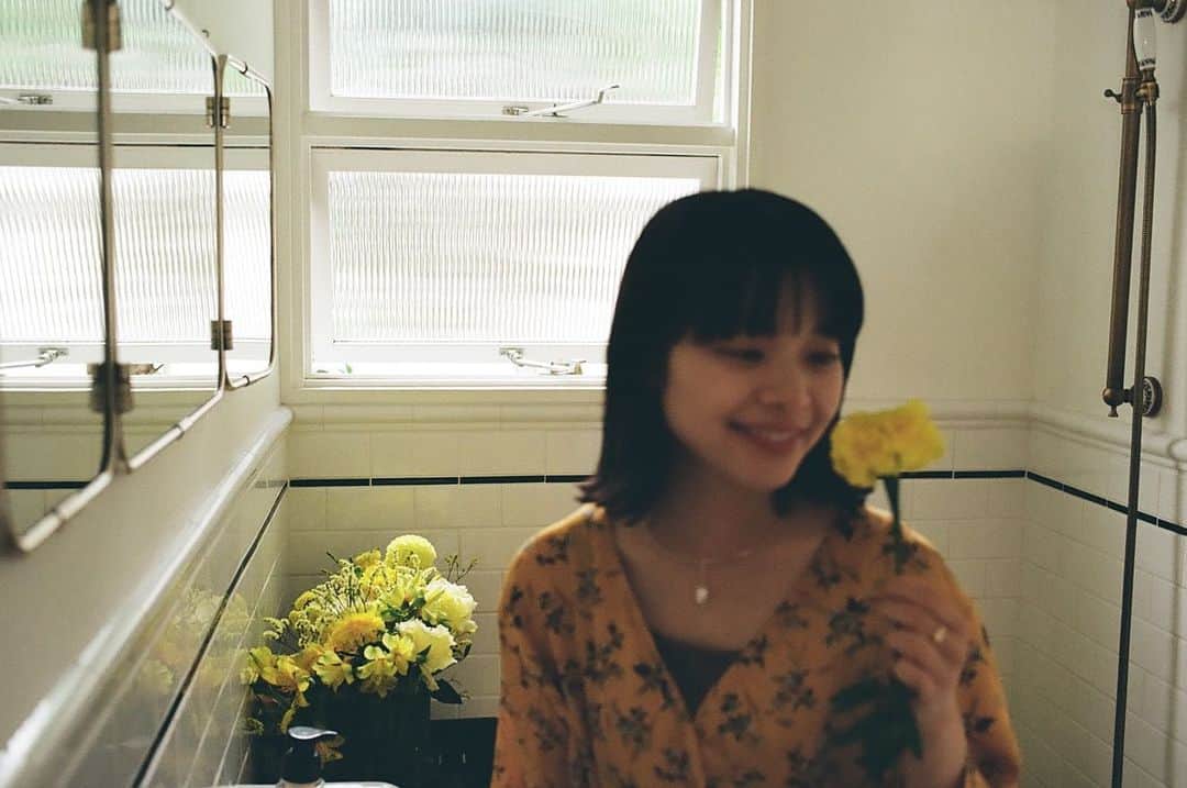 岸井ゆきのさんのインスタグラム写真 - (岸井ゆきのInstagram)「ディーン・フジオカさんの 『Teleportation』のミュージックビデオに出演しました✨ ありがとうございます🌼 とっても愛おしくてかわいくてまっすぐの恋のうたで、聴いていると元気がでます🌿 お花に囲まれたディーンさんが守護天使みたいですてきです！ 雨と風に気をつけてくださいね☁️ 下次见😊🍎」8月14日 19時00分 - yukino_kishii