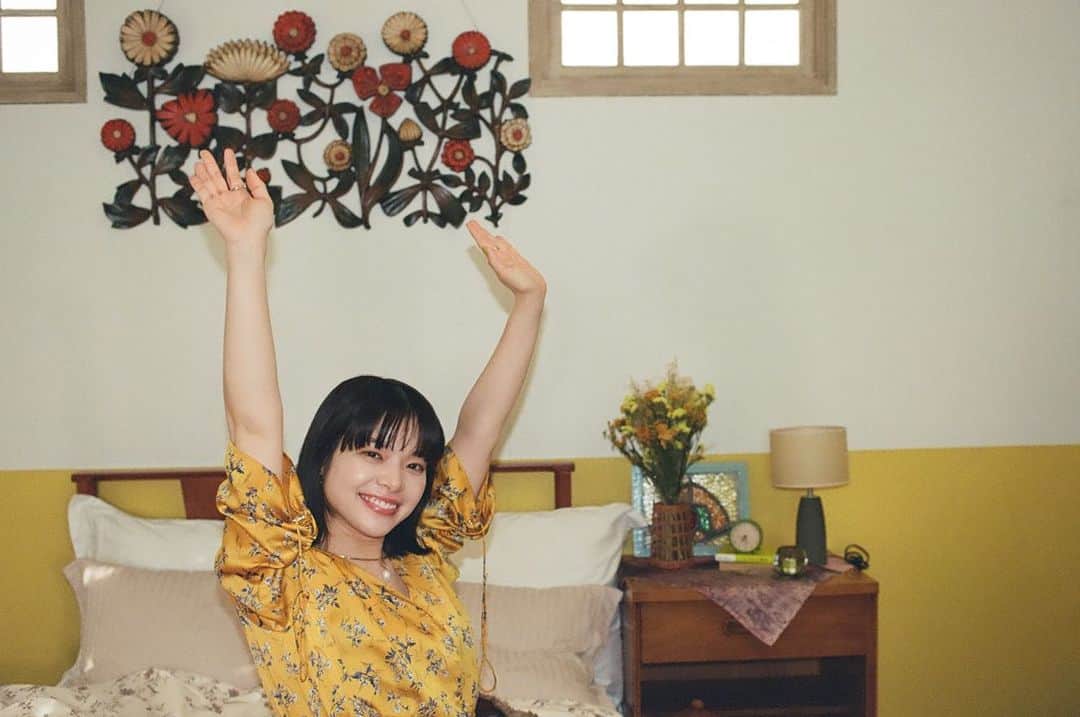岸井ゆきのさんのインスタグラム写真 - (岸井ゆきのInstagram)「ディーン・フジオカさんの 『Teleportation』のミュージックビデオに出演しました✨ ありがとうございます🌼 とっても愛おしくてかわいくてまっすぐの恋のうたで、聴いていると元気がでます🌿 お花に囲まれたディーンさんが守護天使みたいですてきです！ 雨と風に気をつけてくださいね☁️ 下次见😊🍎」8月14日 19時00分 - yukino_kishii