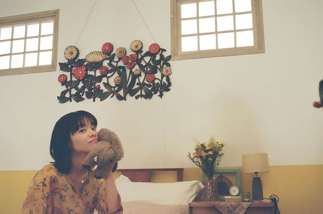 岸井ゆきのさんのインスタグラム写真 - (岸井ゆきのInstagram)「ディーン・フジオカさんの 『Teleportation』のミュージックビデオに出演しました✨ ありがとうございます🌼 とっても愛おしくてかわいくてまっすぐの恋のうたで、聴いていると元気がでます🌿 お花に囲まれたディーンさんが守護天使みたいですてきです！ 雨と風に気をつけてくださいね☁️ 下次见😊🍎」8月14日 19時00分 - yukino_kishii