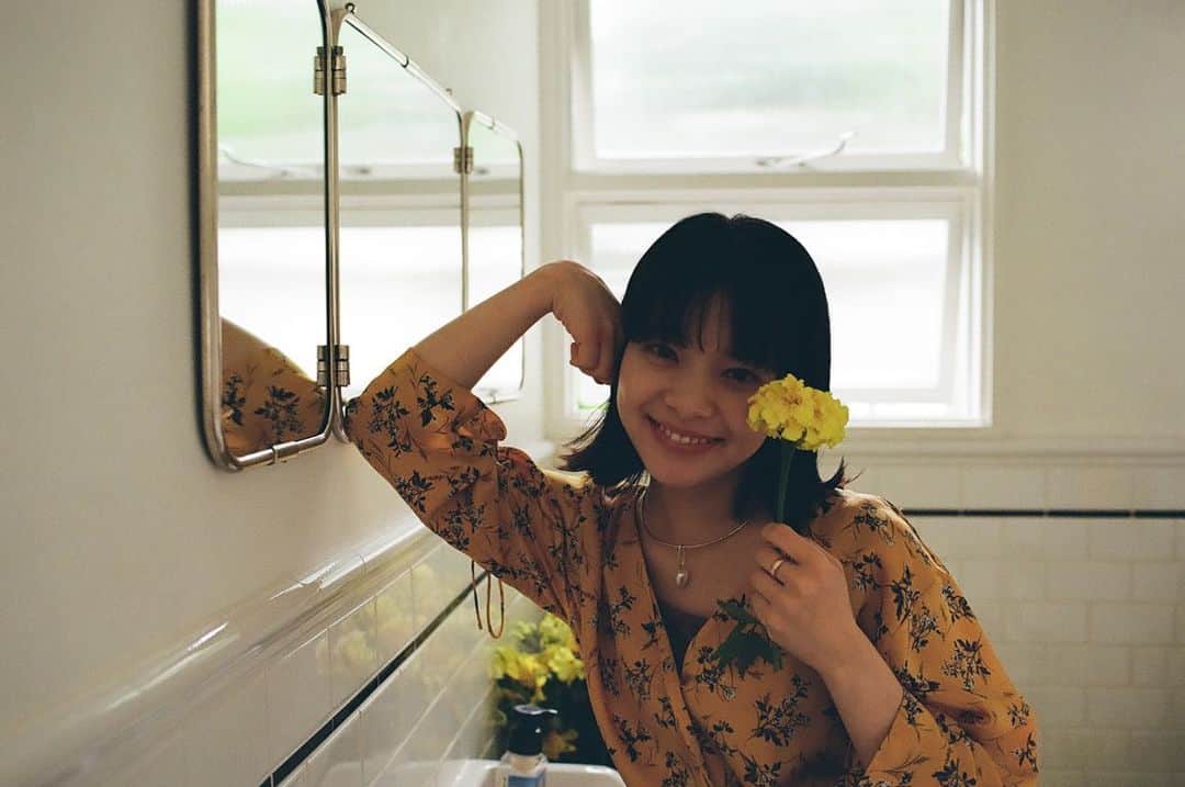 岸井ゆきのさんのインスタグラム写真 - (岸井ゆきのInstagram)「ディーン・フジオカさんの 『Teleportation』のミュージックビデオに出演しました✨ ありがとうございます🌼 とっても愛おしくてかわいくてまっすぐの恋のうたで、聴いていると元気がでます🌿 お花に囲まれたディーンさんが守護天使みたいですてきです！ 雨と風に気をつけてくださいね☁️ 下次见😊🍎」8月14日 19時00分 - yukino_kishii