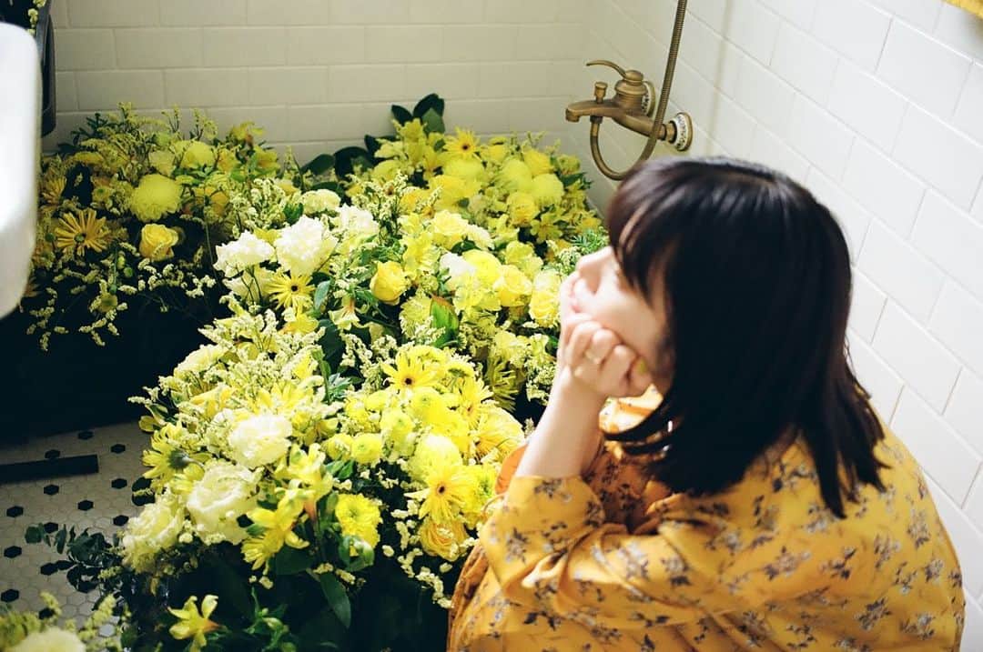 岸井ゆきのさんのインスタグラム写真 - (岸井ゆきのInstagram)「ディーン・フジオカさんの 『Teleportation』のミュージックビデオに出演しました✨ ありがとうございます🌼 とっても愛おしくてかわいくてまっすぐの恋のうたで、聴いていると元気がでます🌿 お花に囲まれたディーンさんが守護天使みたいですてきです！ 雨と風に気をつけてくださいね☁️ 下次见😊🍎」8月14日 19時00分 - yukino_kishii