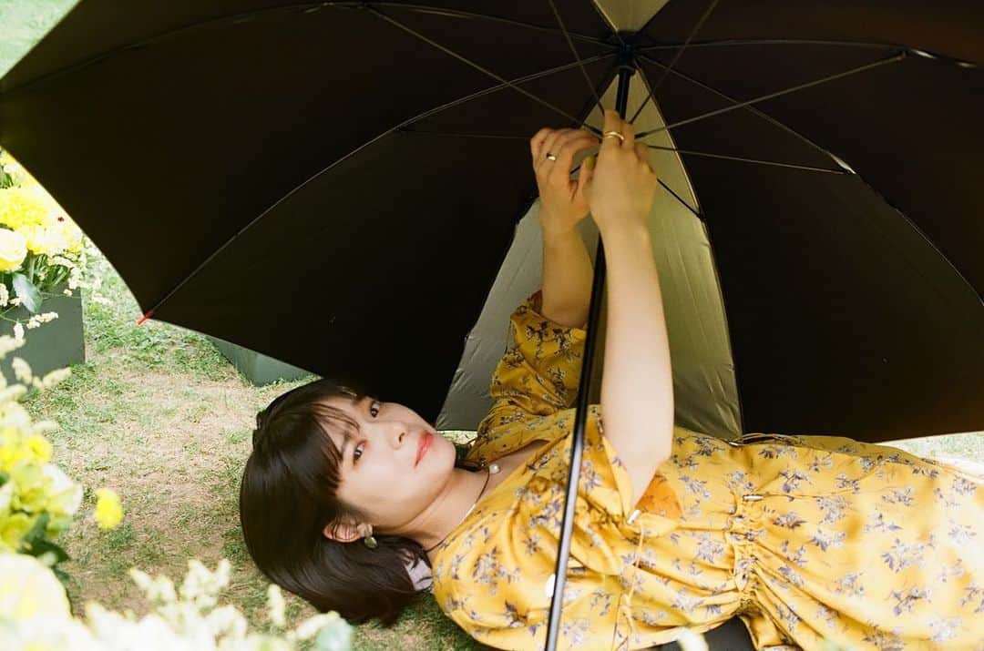 岸井ゆきののインスタグラム：「ディーン・フジオカさんの 『Teleportation』のミュージックビデオに出演しました✨ ありがとうございます🌼 とっても愛おしくてかわいくてまっすぐの恋のうたで、聴いていると元気がでます🌿 お花に囲まれたディーンさんが守護天使みたいですてきです！ 雨と風に気をつけてくださいね☁️ 下次见😊🍎」
