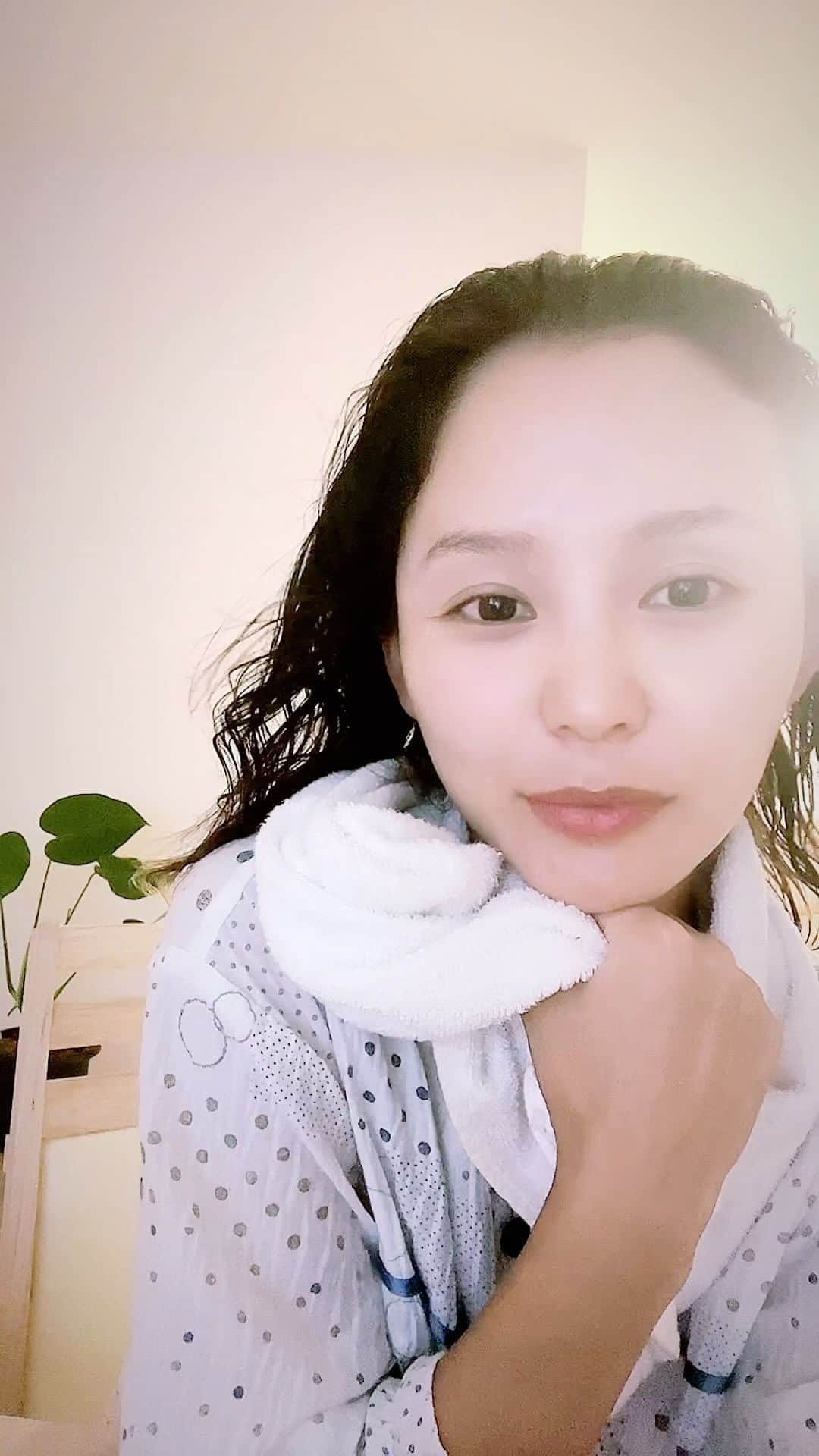 丘咲エミリさんのインスタグラム写真 - (丘咲エミリInstagram)「Changed my hair ✂︎✂︎✂︎  ベースはもう2年染めていない地毛のdark brownに、細やかなハイライトをMix。 そしてすいてすいて、かなり軽くしました。  アイロンでストレートにしても、汗かいて天パ出 ...