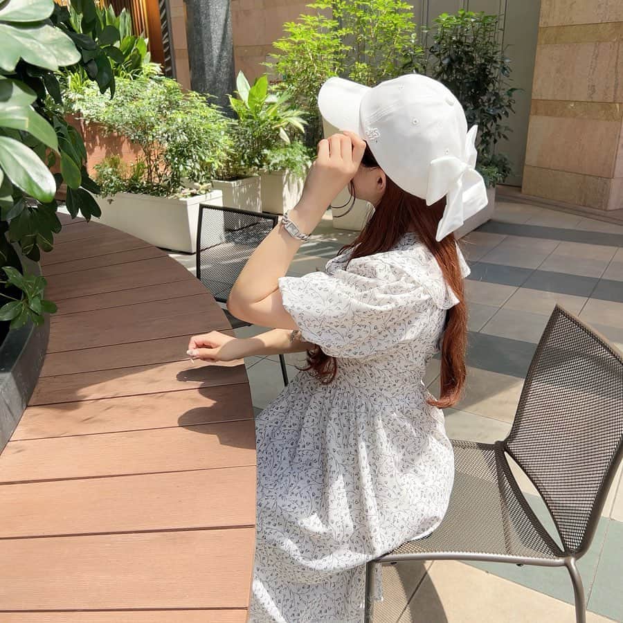 のインスタグラム：「▹◃┄▸◂┄▹◃┄▸◂┄▹◃┄▸◂┄▹◃ ・ ・ ・ 𝙽𝙴𝚆 𝙰𝚁𝚁𝙸𝚅𝙰𝙻 ☽꙳⋆ ・ ・ #ビッグリボンキャップ ¥4,900 ・ ・ ・ 先日入荷したキャップ🧢🫧 お問い合わせも多数頂いていた商品が 秋コレクションでも登場です𖤐´ ・ ・ evelynオリジナルロゴの刺繍や さりげなくキラッとするハートストーン、 バックスタイルまで可愛いリボンのデザイン＿♡̷.· どの角度から見ても可愛く、写真映え間違いなし🐰🎀 ぜひcheckしてみてね！ ・ ・ ・ 只今通販サイトにてご利用頂ける クーポンを配布しております 🎟.·  お会計時 ‪꒰ evin2stkam ꒱‬ を入力で - ̗̀ 🎀 ポイント2倍 🎀 ̖́- ・ ・ ・ #evelyn#エブリン#ガーリーコーデ#甘めスタイル#甘めコーデ#清楚コーデ#可愛い#girly#feminine#パステル#girl#evelynコーデ#フェミニンコーデ」