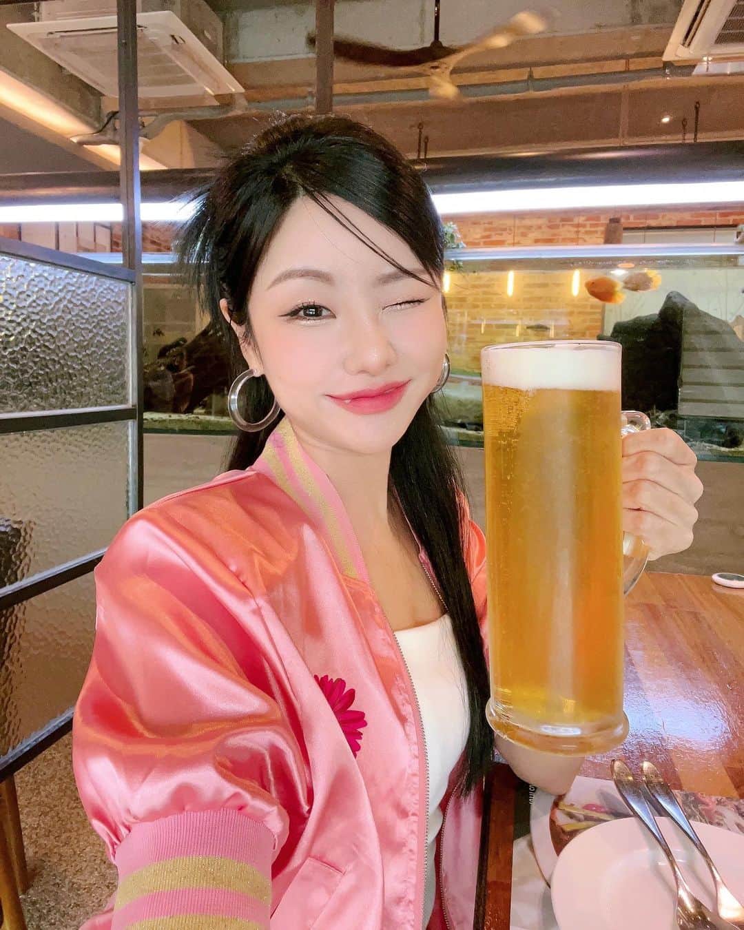 YoonCharmiのインスタグラム：「3개월간 금주하겠다 다짐해놓고 2주만에 허언됨🤦🏻‍♀️🍺 아니 난 그냥 보리차한잔 큰거 마신거라구~~~ㅋㅋㅋ」