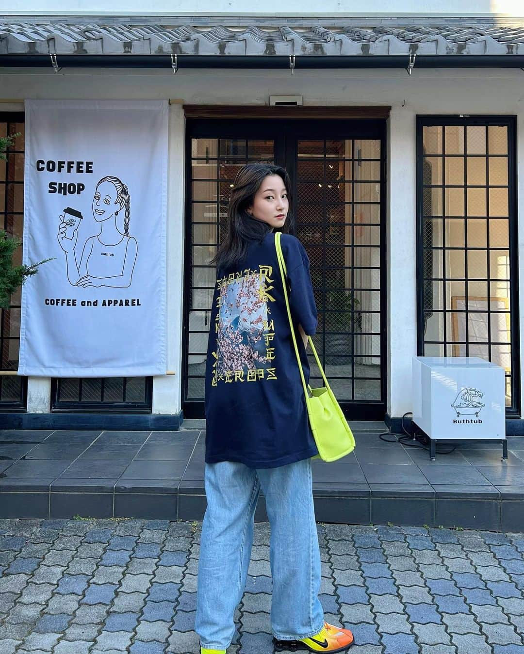 梅村奈央のインスタグラム：「💛💛💛 ・ 新しい @rkrkrk × @mfc_store コラボのTシャツと  @charleskeith_jp のバッグと @martine_rose × @niketokyo の靴を履いてお出掛け💛 ・ #うめしふく#rkrkrk #mfcstore #charlesnkeith #charlesandkeith #martinerose #nikeshoes #nikemartinerose #buthtub #大垣カフェ #メンズライクコーデ女子 #差し色コーデ」