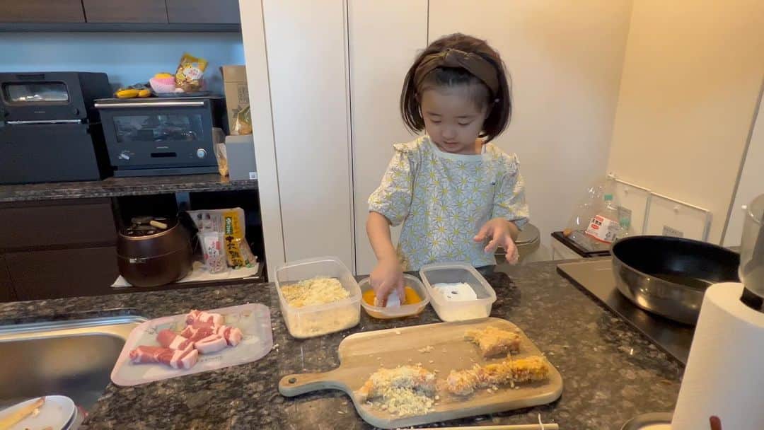 田中理恵のインスタグラム：「何回目だ！笑 娘の得意料理😆🤣👍👍👍 とんかつ🩷」