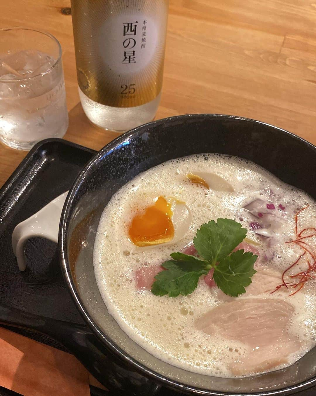 新木さくらさんのインスタグラム写真 - (新木さくらInstagram)「今日紹介するお店は ⁡ 【 〚  #らぁ麺鸛 〛 ⁡ 当店では仕込みから丁寧に時間をかけて行っており、1杯のらぁ麺に格別のこだわりと愛情を込めてご提供しています。 こだわり抜いたらぁ麺を皆様に楽しんで頂くため、硬さや替え玉を行っておりません。最後まで格別の1杯をご堪能ください ⁡ ⁡ ・特製白湯らぁ麺 ¥1000 全国から選び抜いた、国産ハーブ鶏、野菜などを独自の製法で長時間炊き出し鶏の臭みを取り旨みを一滴残らず抽出！！ほんっとに甘みとコクのあるクリーミーな白湯らぁ麺💓💓女性は絶対好きと思います！ちぢれ、太麺！私の好み！！ ⁡ ⁡ ・坦々麺 ¥880 坦々麺なのに、めちゃくちゃ辛いわけではなくクセになる辛さで、辛いの苦手な私でも全然食べれて美味しかった！！具だくさんで白湯らぁ麺も坦々麺も1口ご飯がついていて、スープにつけて食べると最高に美味しい！！ ⁡ ⁡ ・豚バラ炭火焼き ¥420 おいっしー！！！炭火焼きなので、食べた時に炭火焼きの味がほんのりするのが美味しくて、柚子胡椒付けるとまたさらに、西の星のソーダ割と合う味に！！ ⁡ ・手作り餃子  10個 ¥430 手作りなだけに、他にない餃子の味！✨ カリッとジューシー！絶対頼んでほしい1品🥺 ⁡ ・とろける豚足 ¥420 ほんとに、とろける！！箸で取り分けもできるくらい柔らかい！食べたらトロットロ✨ 肌がぷるぷるになりそう♪♪ ⁡ ・柔か塩麹漬け 鶏の唐揚げ ¥480 味がめちゃくちゃ染み込んでる！！塩麹漬けなので、普通の唐揚げより染み込んでて食べるとジュワッと広がります！濃いめの唐揚げでおいし！！ ⁡ ⁡ ⁡ 紹介してるのは #西の星 💓西の星以外にも ボトルリレーしてますので、他の店舗のボトルリレーもよろしくお願いします！飲み方はハイボールで飲むのがおすすめ！！ ⁡ ⁡ 場所：福岡市西区小戸4-3-39 電話：092-834-6116 営業時間：11:00~22:00   ⁡ 定休日：水曜日 ⁡ 　　 ⁡ #いいちこリレー #いいちこボトルリレー #ちこリレー #美食探訪 #新木さくら #いいちこ #iichiko #下町のナポレオン#深薫 #日田全麹 #西の星 #麦焼酎 #ソワニエ #三和酒類 #ご飯 #美味しい料理 #いいちこ女子  #シティ情報ふくおか #ラーメン #小戸グルメ ⁡ ⁡ ⁡ ⁡」8月14日 19時01分 - araki_sakura14