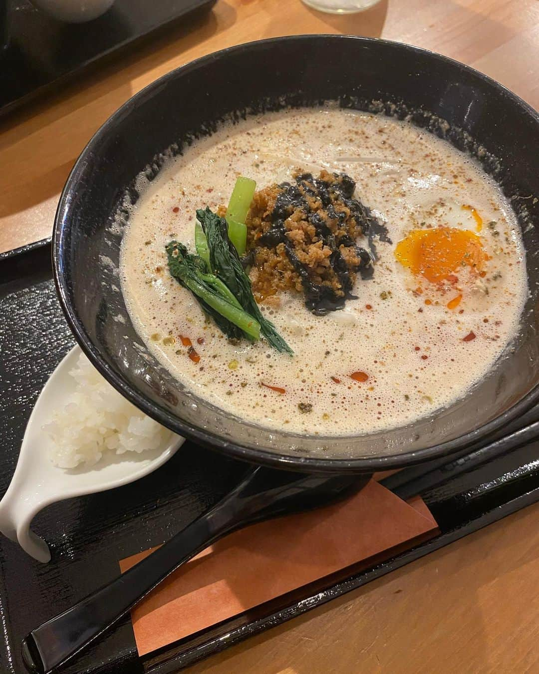 新木さくらさんのインスタグラム写真 - (新木さくらInstagram)「今日紹介するお店は ⁡ 【 〚  #らぁ麺鸛 〛 ⁡ 当店では仕込みから丁寧に時間をかけて行っており、1杯のらぁ麺に格別のこだわりと愛情を込めてご提供しています。 こだわり抜いたらぁ麺を皆様に楽しんで頂くため、硬さや替え玉を行っておりません。最後まで格別の1杯をご堪能ください ⁡ ⁡ ・特製白湯らぁ麺 ¥1000 全国から選び抜いた、国産ハーブ鶏、野菜などを独自の製法で長時間炊き出し鶏の臭みを取り旨みを一滴残らず抽出！！ほんっとに甘みとコクのあるクリーミーな白湯らぁ麺💓💓女性は絶対好きと思います！ちぢれ、太麺！私の好み！！ ⁡ ⁡ ・坦々麺 ¥880 坦々麺なのに、めちゃくちゃ辛いわけではなくクセになる辛さで、辛いの苦手な私でも全然食べれて美味しかった！！具だくさんで白湯らぁ麺も坦々麺も1口ご飯がついていて、スープにつけて食べると最高に美味しい！！ ⁡ ⁡ ・豚バラ炭火焼き ¥420 おいっしー！！！炭火焼きなので、食べた時に炭火焼きの味がほんのりするのが美味しくて、柚子胡椒付けるとまたさらに、西の星のソーダ割と合う味に！！ ⁡ ・手作り餃子  10個 ¥430 手作りなだけに、他にない餃子の味！✨ カリッとジューシー！絶対頼んでほしい1品🥺 ⁡ ・とろける豚足 ¥420 ほんとに、とろける！！箸で取り分けもできるくらい柔らかい！食べたらトロットロ✨ 肌がぷるぷるになりそう♪♪ ⁡ ・柔か塩麹漬け 鶏の唐揚げ ¥480 味がめちゃくちゃ染み込んでる！！塩麹漬けなので、普通の唐揚げより染み込んでて食べるとジュワッと広がります！濃いめの唐揚げでおいし！！ ⁡ ⁡ ⁡ 紹介してるのは #西の星 💓西の星以外にも ボトルリレーしてますので、他の店舗のボトルリレーもよろしくお願いします！飲み方はハイボールで飲むのがおすすめ！！ ⁡ ⁡ 場所：福岡市西区小戸4-3-39 電話：092-834-6116 営業時間：11:00~22:00   ⁡ 定休日：水曜日 ⁡ 　　 ⁡ #いいちこリレー #いいちこボトルリレー #ちこリレー #美食探訪 #新木さくら #いいちこ #iichiko #下町のナポレオン#深薫 #日田全麹 #西の星 #麦焼酎 #ソワニエ #三和酒類 #ご飯 #美味しい料理 #いいちこ女子  #シティ情報ふくおか #ラーメン #小戸グルメ ⁡ ⁡ ⁡ ⁡」8月14日 19時01分 - araki_sakura14