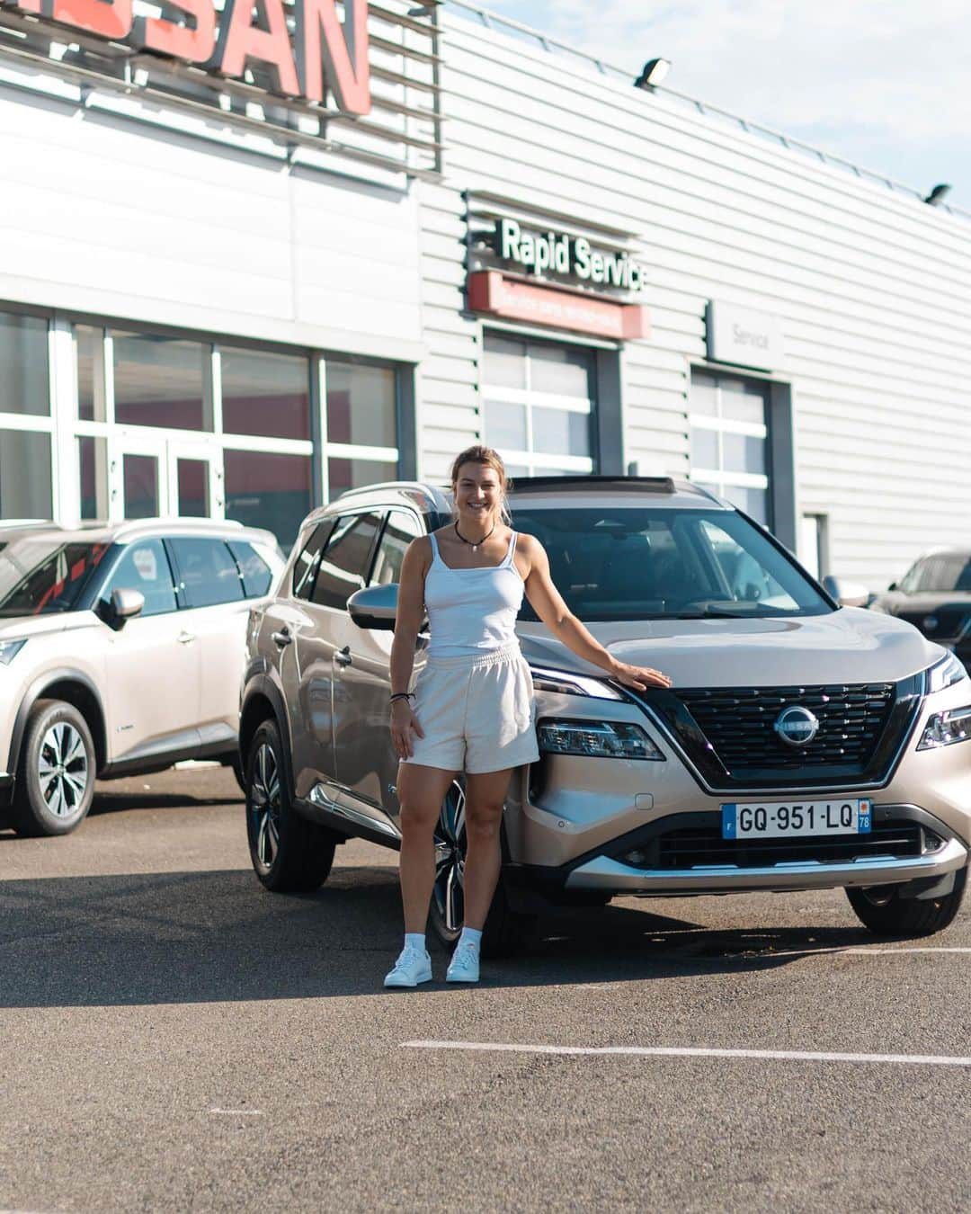 マチルド・グロのインスタグラム：「Merci du fond du cœur à @groupe.nissan.avenir pour le prêt pour les vacances d’un super X-Trail 🤩 Mes vacances en Espagne s’annoncent au top 🇪🇸🫶🏻🤗 Merci à eux 🧡 • • #car #holidays #newone #letsgo #enjoy」