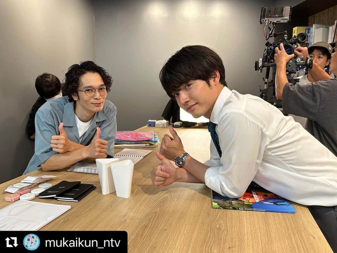 岩井拳士朗さんのインスタグラム写真 - (岩井拳士朗Instagram)「👍👍  家族ファーストだけど、 だけど、、、 向井と飲み行きたい！！  #Repost @mukaikun_ntv with @use.repost ・・・ . #向井くんオフショット📸  向井(#赤楚衛二)くんと 戸崎(#岩井拳士朗)くん😊👍  戸崎くんの言葉が向井くんに 気づきを与えていましたね💡  #TVer では 1〜4話ダイジェスト・5話も配信中🫶 6話に追いつけます！ 🔗bit.ly/mukaikun  #こっち向いてよ向井くん  #第6話は8月16日水曜よる10時 #TURNTOMEMUKAIKUN」8月14日 19時06分 - kenshiro_iwai