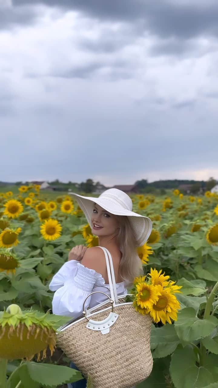 エカテリーナ・コバのインスタグラム：「Бери свою корзинку - пойдем собирать солнце ☀️  Август надо цедить медленно, как грушевый ликер. Наливать в маленькую рюмочку, отхлебывать по капельке, а сквозь рюмочку смотреть на солнце.  И заклинаю вас, ну не кричите вы на всех углах «ой, вот и август, вот и осень». Ну куда вы торопитесь? Остановите часы. Пейте по капле…  Рэй Брэдбери «Прощай, Лето»」