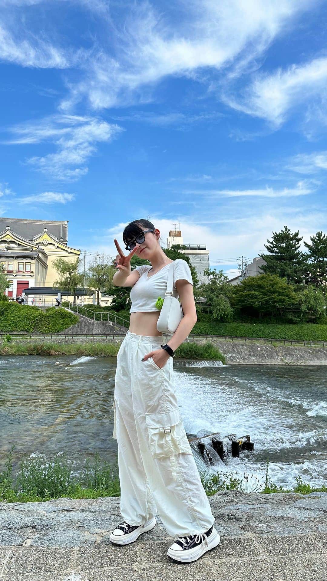 中澤瞳のインスタグラム：「お散歩しよ  #京都 #鴨川 #お散歩 #オールホワイト」