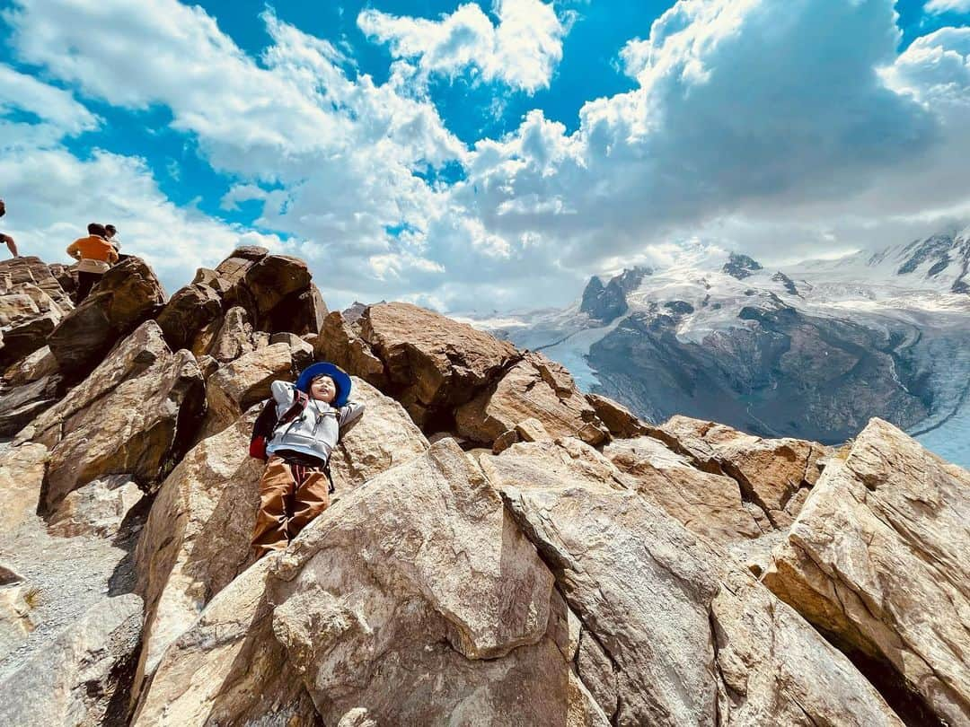 石塚錬のインスタグラム：「WORLD TOUR DAY10 〜スイス🇨🇭編〜 👦💬「4478mのマッターホルンでお昼寝😪雲をつかめそうでした☁️🏔️途中に羊もいました🐏スイスでは色んな電車に乗れてすごく楽しかったです☺️明日は3カ国目！ちょっと珍しい国にいくよ🤗✈️」 . （👨パパ通信📨）スイスではどの駅にもCOOPというスーパーがあり、レンはチーズがお気に入りでたくさん食べていました🧀電車でも山でも様々な人と積極的に話すレンをみて成長を感じました🇩🇪 台風、しばらく大雨が続くようですが、被害はございませんでしょうか。皆様どうかお気をつけてお過ごし下さい。 . 👦💬「It was nap time😪 on the Matterhorn, which is 4478m high, and I felt like I could catch the cloud🏔️. I had a lot of fun riding the different trains in Switzerland☺️. Tomorrow we will go to our 3rd country✈️」 . (👨Papa News 📨)In Switzerland, every station has a COOP supermarket and Ren loved the cheese and ate a lot of it🧀. It was a wonderful time to make friends and watch Ren grow up on the trip🇩🇪. . #男旅 #世界一周 #旅 #スイス  #旅行 #山 #電車 #マッターホルン #ツェルマット #羊 #coop #Mantrip #aroundtheworldtrip #trip #cheese #Switzerland #train #zermatt #gornergrat #여행 #남자여행 #การเดินทาง #ทริปผู้ชาย #Perjalanan #石塚錬 #成長日記 #ishizukaren #renishizuka #이시즈카렌」