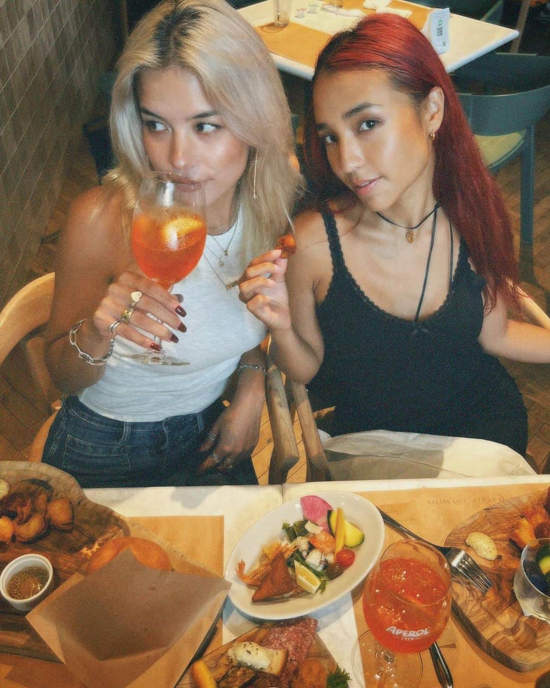 Satomi Biancaのインスタグラム：「🇮🇹🍝🍾🍸 　　　 なんだか久しぶりに4人揃った日♥️ 　　 @eataly.tokyo で 大好きなアペロールとアペリティーボセットを楽しんだよ🍷🫛 　 お野菜や惣菜のセットで色々食べれたし、シラスや相州牛のハンバーガー🍔もとっても美味しかった♥️ 　　 　　　 みんなでワイワイ楽しかったな🫶🏼✨ 　　 　　 #イータリーでアペしよう #イータリー  #アペリティーボ」