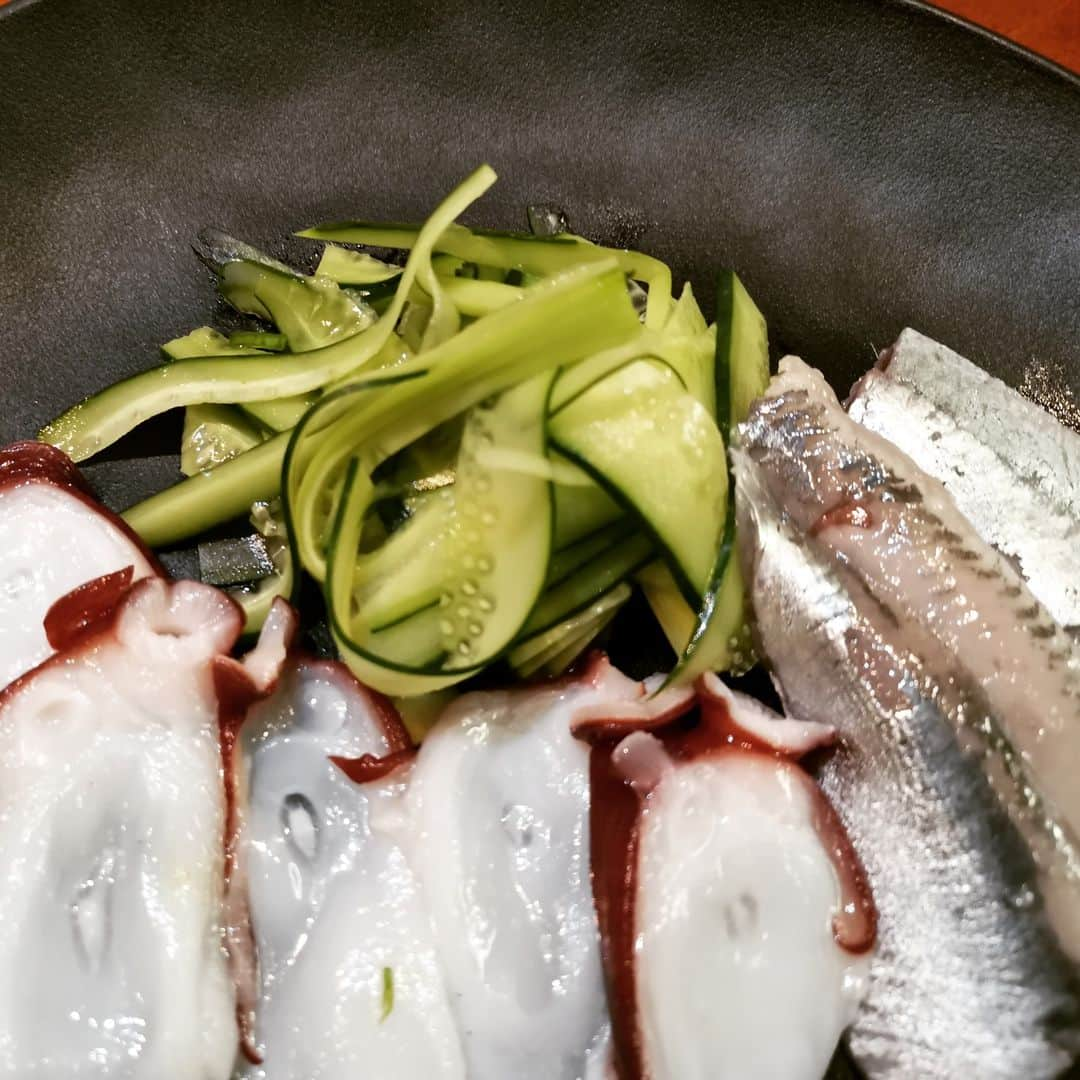 motsuさんのインスタグラム写真 - (motsuInstagram)「「タコといわしの刺身」 タコといわしをナマで食べたくなって、刺身にした。 いわしは脂が乗りまくってて気絶するほどｳﾏｳﾏのｳﾏーだった。 タコはやっぱ火が通ってるほうが好きだなあ。  「タコのアクアパッツァ」 ミニトマトはまったく火を通さず乗せただけ。 高いイタリアンってピザに生ハムとかルッコラが生で乗っかってくるじゃん？ あの感じをやってみたら大成功だよ。 おしゃれ(^^)/  「モツ煮込み」 下ゆでしてあるモツをしこたま買ってきてしこたま煮込んだ。 消費するまで3日くらい続く幸福モツ（俺）時間ｗ  「ゴーヤーチャンプルー」 妻の作品。 ｳﾏ～(^^)/  「いわしのなめろう」 味は味噌と中濃ソース少々。 中濃ソースをちょっといれるとなんでもB級グルメっぽいというか、屋台メシみたいな味になるから最近めっちゃ使ってるよ。  特に中濃ソースとかつお節のコンボ。 これ最強。  #タコ刺し  #いわし刺身 #アクアパッツァ  #モツ煮込み  #ゴーヤーチャンプルー  #いわしのなめろう  #中濃ソース」8月14日 19時13分 - motsumc