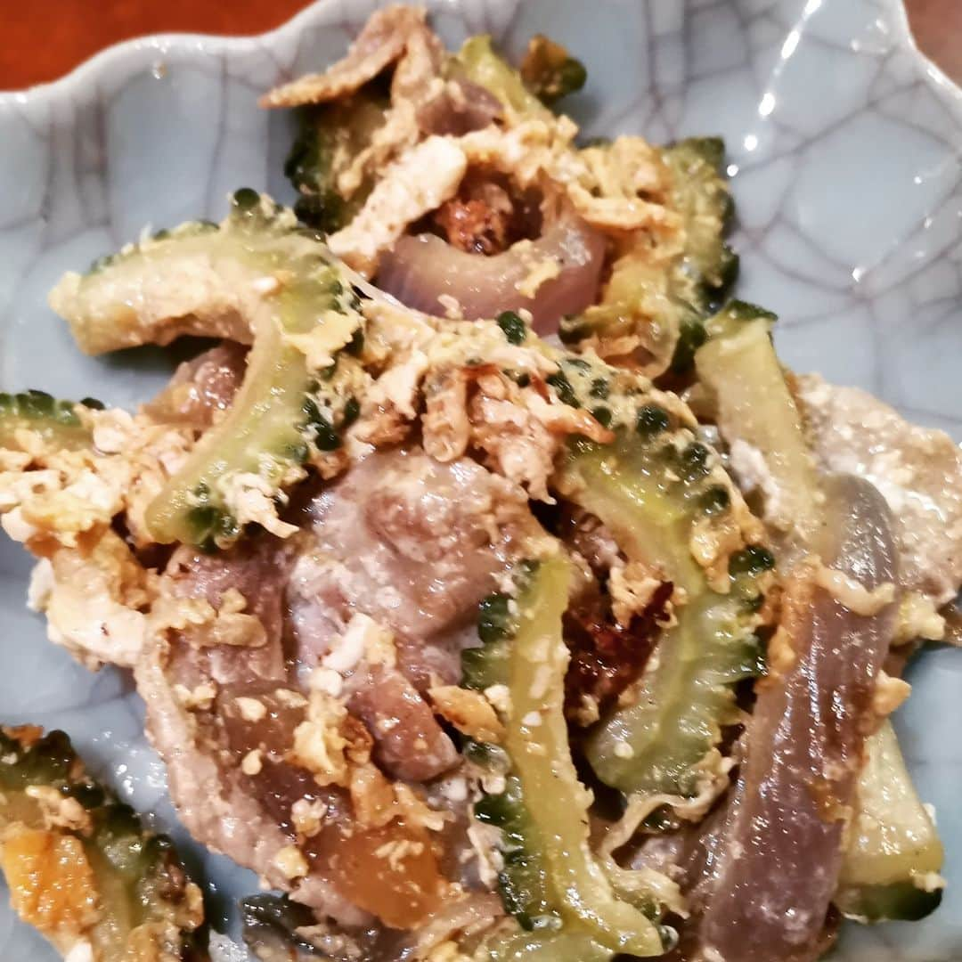 motsuさんのインスタグラム写真 - (motsuInstagram)「「タコといわしの刺身」 タコといわしをナマで食べたくなって、刺身にした。 いわしは脂が乗りまくってて気絶するほどｳﾏｳﾏのｳﾏーだった。 タコはやっぱ火が通ってるほうが好きだなあ。  「タコのアクアパッツァ」 ミニトマトはまったく火を通さず乗せただけ。 高いイタリアンってピザに生ハムとかルッコラが生で乗っかってくるじゃん？ あの感じをやってみたら大成功だよ。 おしゃれ(^^)/  「モツ煮込み」 下ゆでしてあるモツをしこたま買ってきてしこたま煮込んだ。 消費するまで3日くらい続く幸福モツ（俺）時間ｗ  「ゴーヤーチャンプルー」 妻の作品。 ｳﾏ～(^^)/  「いわしのなめろう」 味は味噌と中濃ソース少々。 中濃ソースをちょっといれるとなんでもB級グルメっぽいというか、屋台メシみたいな味になるから最近めっちゃ使ってるよ。  特に中濃ソースとかつお節のコンボ。 これ最強。  #タコ刺し  #いわし刺身 #アクアパッツァ  #モツ煮込み  #ゴーヤーチャンプルー  #いわしのなめろう  #中濃ソース」8月14日 19時13分 - motsumc