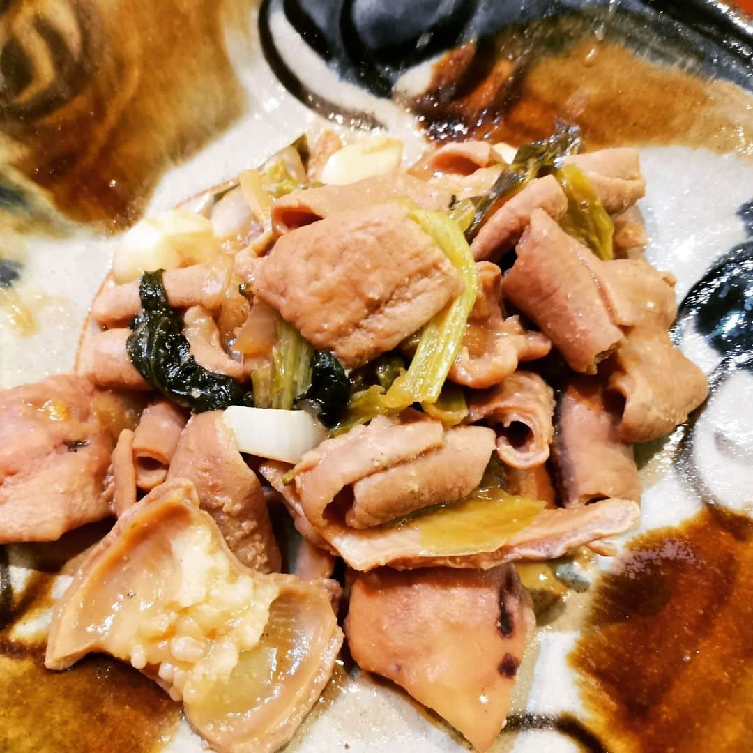 motsuさんのインスタグラム写真 - (motsuInstagram)「「タコといわしの刺身」 タコといわしをナマで食べたくなって、刺身にした。 いわしは脂が乗りまくってて気絶するほどｳﾏｳﾏのｳﾏーだった。 タコはやっぱ火が通ってるほうが好きだなあ。  「タコのアクアパッツァ」 ミニトマトはまったく火を通さず乗せただけ。 高いイタリアンってピザに生ハムとかルッコラが生で乗っかってくるじゃん？ あの感じをやってみたら大成功だよ。 おしゃれ(^^)/  「モツ煮込み」 下ゆでしてあるモツをしこたま買ってきてしこたま煮込んだ。 消費するまで3日くらい続く幸福モツ（俺）時間ｗ  「ゴーヤーチャンプルー」 妻の作品。 ｳﾏ～(^^)/  「いわしのなめろう」 味は味噌と中濃ソース少々。 中濃ソースをちょっといれるとなんでもB級グルメっぽいというか、屋台メシみたいな味になるから最近めっちゃ使ってるよ。  特に中濃ソースとかつお節のコンボ。 これ最強。  #タコ刺し  #いわし刺身 #アクアパッツァ  #モツ煮込み  #ゴーヤーチャンプルー  #いわしのなめろう  #中濃ソース」8月14日 19時13分 - motsumc