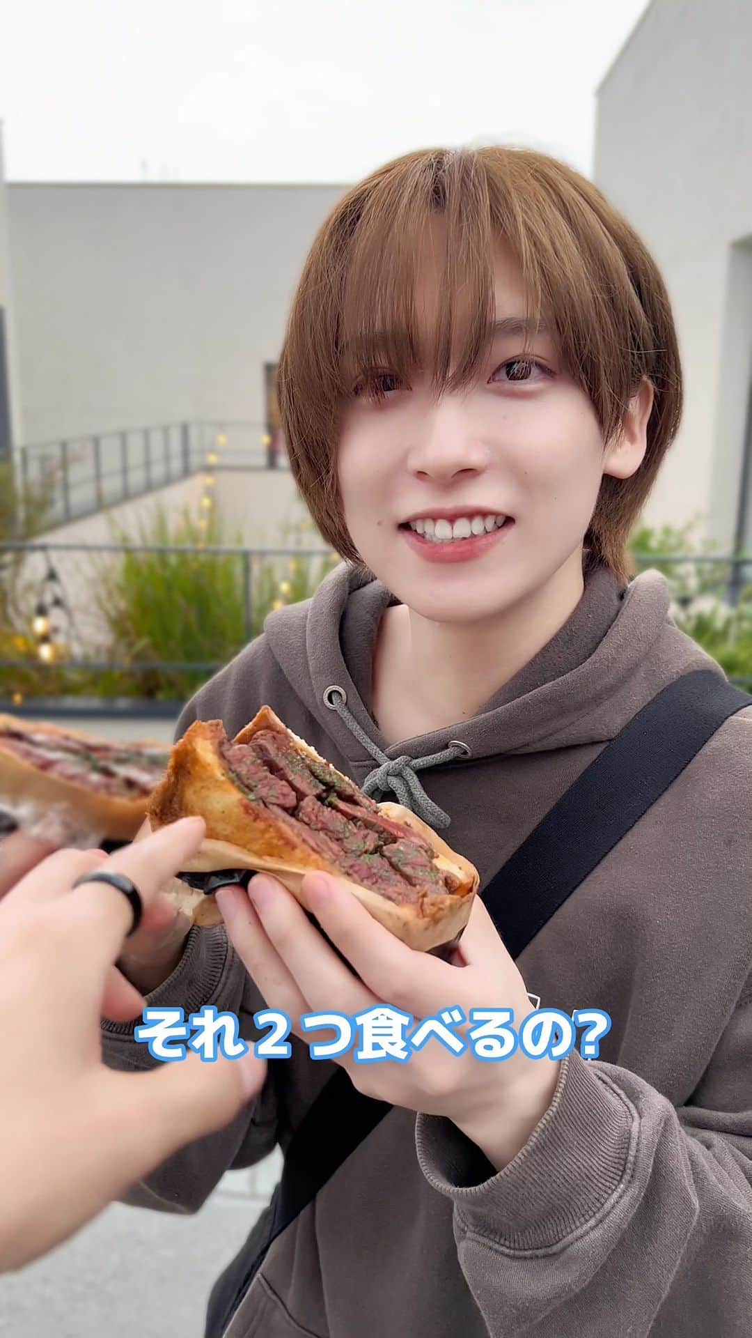 富園力也のインスタグラム：「お肉たっぷりミートサンドが最高すぎる！！！#犬系男子 #富園力也」