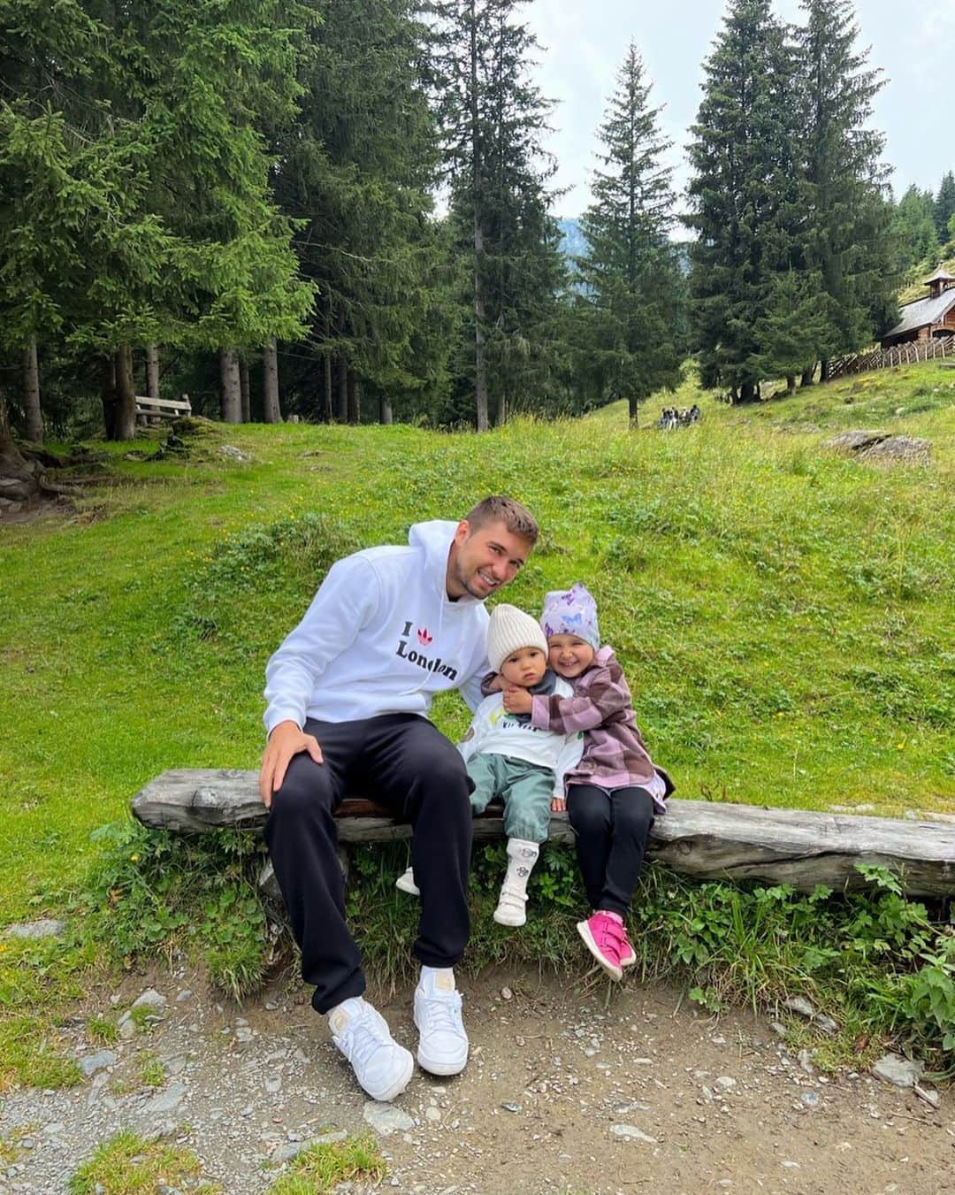 モリッツ・ライトナーさんのインスタグラム写真 - (モリッツ・ライトナーInstagram)「Special time in the mountains with special people 😊🙏🤩  Thx for having us @mei.berg.hinterglemm was beautiful 😍 see you soon! #vacation #family #mountains #austria #kids #family #trip #fun #love #smile #enjoy #holidays #beautifuldestinations #beautifulplaces #saalbach #saalbachhinterglemm #view #natur」8月14日 19時15分 - moleitner5