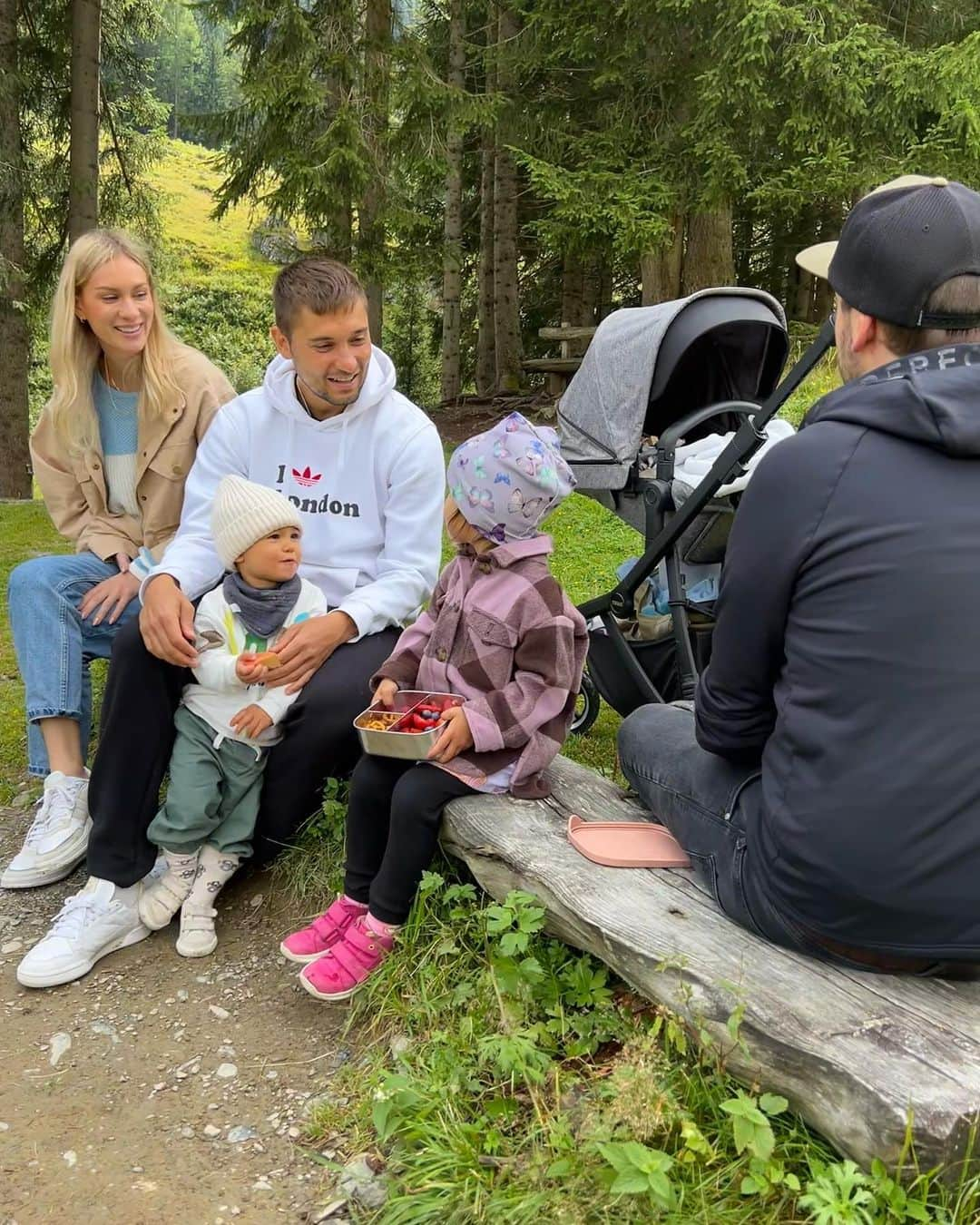 モリッツ・ライトナーさんのインスタグラム写真 - (モリッツ・ライトナーInstagram)「Special time in the mountains with special people 😊🙏🤩  Thx for having us @mei.berg.hinterglemm was beautiful 😍 see you soon! #vacation #family #mountains #austria #kids #family #trip #fun #love #smile #enjoy #holidays #beautifuldestinations #beautifulplaces #saalbach #saalbachhinterglemm #view #natur」8月14日 19時15分 - moleitner5