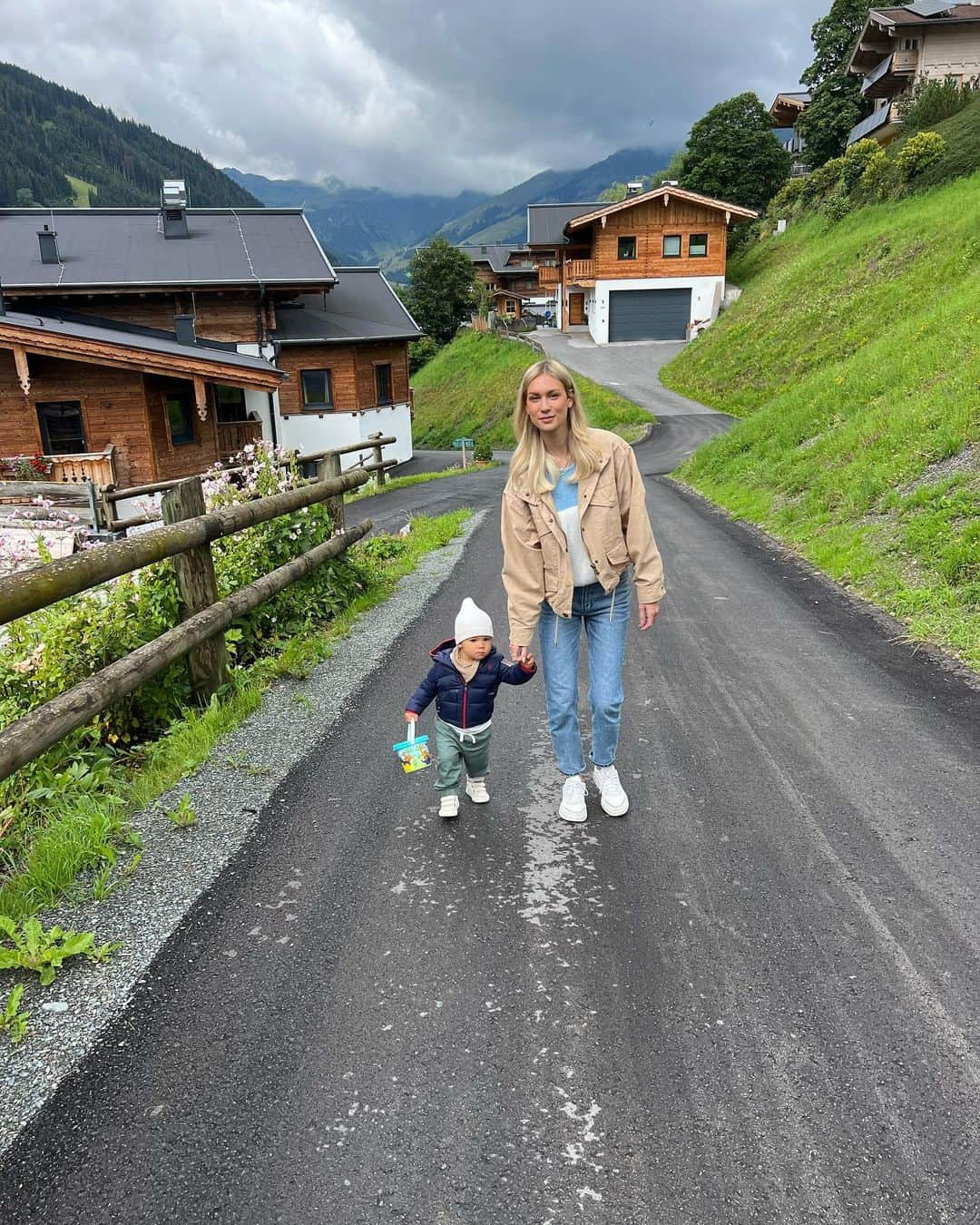 モリッツ・ライトナーさんのインスタグラム写真 - (モリッツ・ライトナーInstagram)「Special time in the mountains with special people 😊🙏🤩  Thx for having us @mei.berg.hinterglemm was beautiful 😍 see you soon! #vacation #family #mountains #austria #kids #family #trip #fun #love #smile #enjoy #holidays #beautifuldestinations #beautifulplaces #saalbach #saalbachhinterglemm #view #natur」8月14日 19時15分 - moleitner5