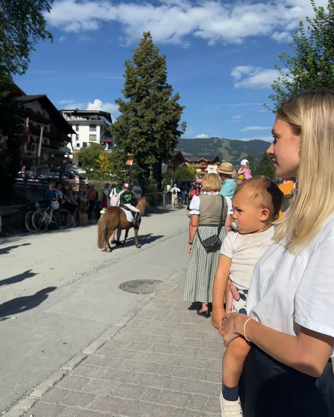 モリッツ・ライトナーさんのインスタグラム写真 - (モリッツ・ライトナーInstagram)「Special time in the mountains with special people 😊🙏🤩  Thx for having us @mei.berg.hinterglemm was beautiful 😍 see you soon! #vacation #family #mountains #austria #kids #family #trip #fun #love #smile #enjoy #holidays #beautifuldestinations #beautifulplaces #saalbach #saalbachhinterglemm #view #natur」8月14日 19時15分 - moleitner5