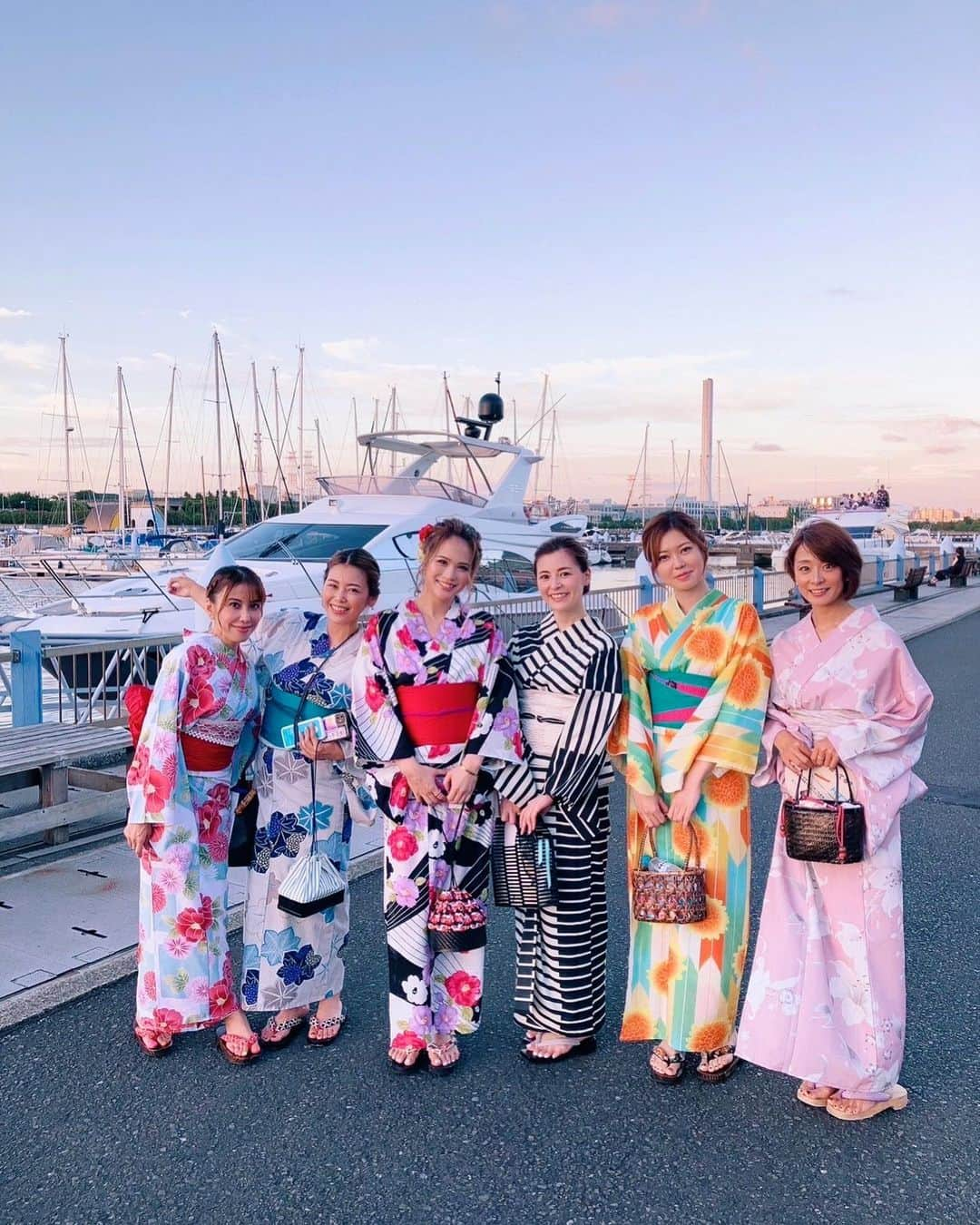 彩希エリナのインスタグラム：「皆さん、お盆休み楽しんでますかー⁇👒🎋☀️  私は先日お友達と浴衣👘で集まって夏してきました🚢  (ストーリーズで圧倒的人気だった②の浴衣にしたで✌️)  台風直撃の日程やったけど、 晴れ女やし大丈夫っしょ🎵 と謎の自信と楽観的な脳みそで、 何の心配もしてなかったら、 本当にばっちり晴れてくれた☀️  船の🚢上でのBBQ🍖と、 花火🎆は最高でした✨  終始大はしゃぎで大爆笑な1日で、 夏のいい思い出ができました🤍  #fireworks #firework #summer #summertime #summervibes #yukata #yukatagirl #夏 #夏休み #夏の思い出 #浴衣 #浴衣女子 #浴衣コーデ #浴衣ヘア #浴衣ヘアアレンジ #お盆休み #お盆休みの過ごし方 #花火 #花火大会 #クルーザー #船 #BBQ #友達 #浴衣で乾杯」