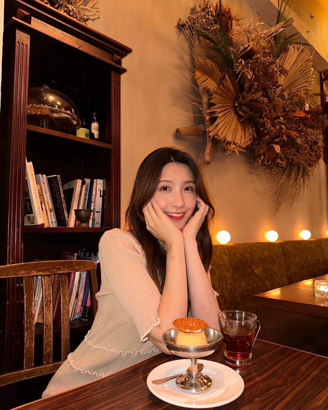 伊藤友里のインスタグラム：「秘密基地みたいなわくわくするお店で夜カフェ🍽 このプリン世界一おいしい🥹🍮  帰りにスマートフォンでフラッシュをたいて撮ってもらったらレトロな雰囲気の写真に🎞🎩✨  夜に友達とのおでかけが久しぶりすぎて それだけで世界が輝いて見えました感謝です😂✨✨  #よく見たら腕に蚊に刺され跡 #huit #ユイット#夜カフェ #中目黒 #中目黒カフェ」