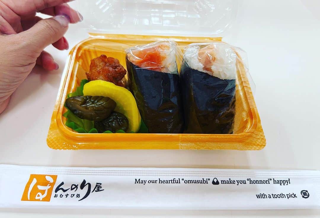 中澤裕子のインスタグラム：「⭐︎⭐︎  私、おにぎりが大好きです。 週末の東京で久しぶりに、 とにかく昔から大好きな ほんのり屋さん （ @honnoriya_2002 ） のおにぎりをスタッフさんが買って、 楽屋に持ってきてくれました。  東京に住んでいた時、 新幹線に乗る前、必ず買って食べていたおにぎり。  Live後のほんのり屋さん。 美味しかったぁ😋  #マネージャーさんが知っていた事に驚いた #しゃけとめんたいこ」