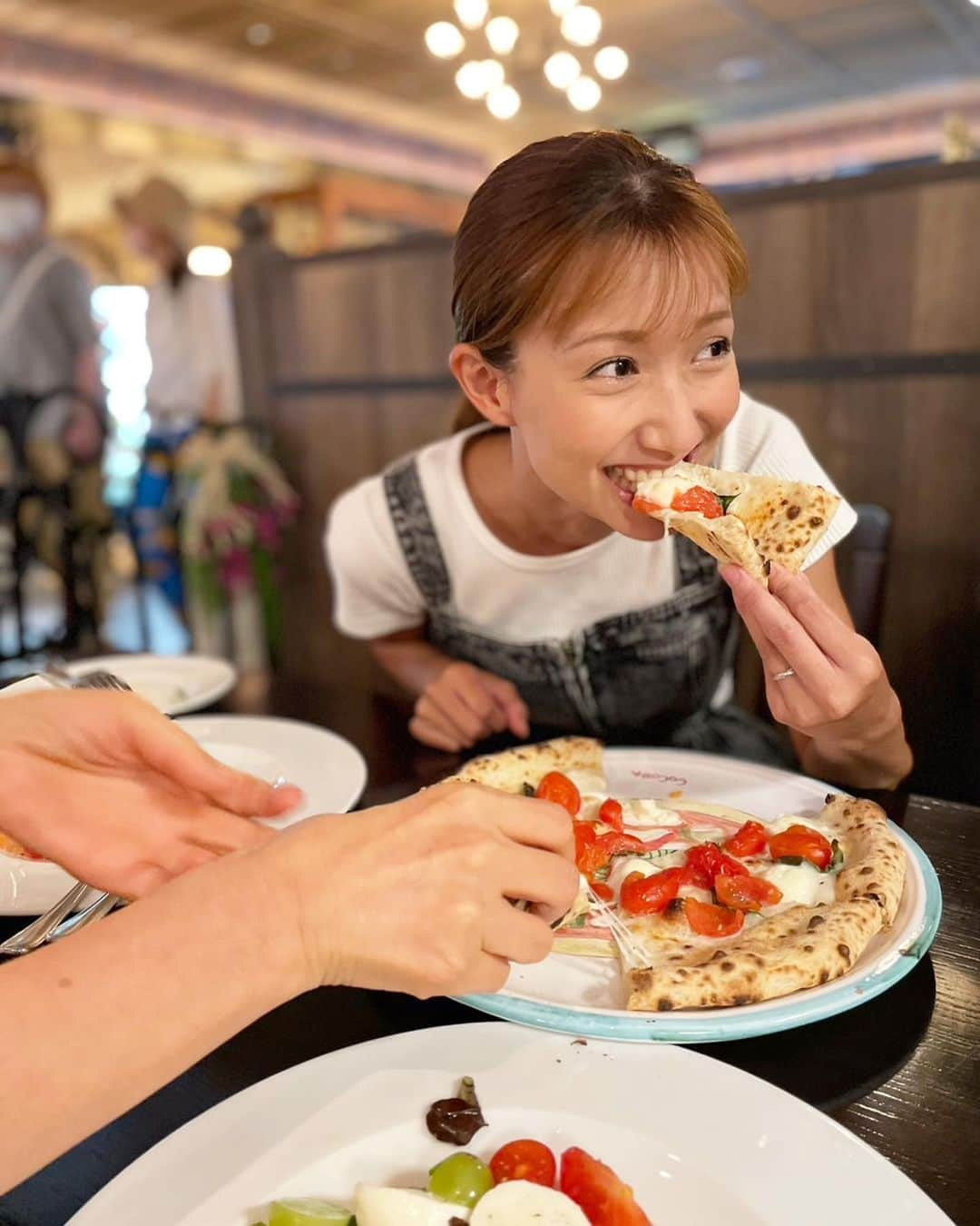 友稀サナのインスタグラム：「怒涛の3連休…終了😭🙌🎉 . まだパパ東京戻ってないからワンオペ生活ではあるけど、 今日から子供達は保育園なのでようやく1人時間を持てました…🥲✨ . 写真は私のお誕生日と、連休中の📷 . お義母やんとあねちゃんと甥っ子にお祝いしてもろた🎂🥹 甥っ子がお手紙書いてくれてね…🥲♡ 誰にも手伝ってもらわず、文章全部自分で考えて書いたって 聞いてまじ胸熱😢❤️‍🔥本当にありがとう🥺✨宝物だよ💌 . . バスと電車にひたすら乗ってた連休だったなー🫠 1日も家で過ごせなかった😇 はとバスの１時間コースは2回目✌️ 子供達の気分or機嫌の事考えて予約はせず、次に乗れる1番早い チケットを現地で買ってるよん😌 そろそろ日帰りバスツアー…やってみっか？🕊️🚌🔥 . 次の日はリゾートライン乗りにイクスピアリへ🚃 「ママお腹空きすぎたからミッキー乗る前にマック行かせて下さい…🍟」とまず懇願した😂🙏 マックの後、兄がクリスピークリームドーナツへそそくさと 入店して「どーなーつー！くーぁしゃい！(ドーナツ下さい)」って 注文してて笑ったwwwいやいいけども🤣 なんか帽子貰ったから被らせたけど妙に似合ってて爆笑👒🍩 . リゾラは涼しいし座れるし母には絶好の休憩場所なのに2周したら 満足したのか「おーしーまいっ！」って言われた😇 (あと50周くらいしてもええんやで) . 暴れ馬3歳とイヤイヤ期頂点2歳との休日はまじハードだけど、 なんやかんやで充実した楽しい3日間でした…とさ😗 . . . #お盆#お盆休み#3連休#連休 #連休の過ごし方#ワンオペ連休 #3歳男の子#2歳女の子 #年子#年子兄妹#年子ママ #ママリ#ママライフ#2児ママ  #はとバス#東京観光#1時間コース #子連れお出かけ#子連れスポット  #イクスピアリ#舞浜#リゾートライン #ディズニーリゾートライン #モノレール#乗り物好き #夏の思い出#手を繋いで#歩いた海岸線 #うそごめん海岸線は行ってない #ケツメイシ」