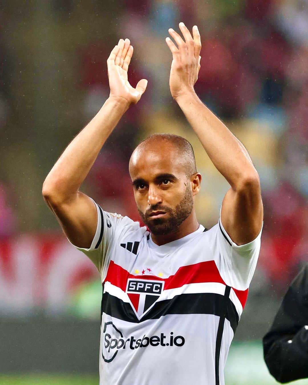 ルーカス・ロドリゲス・モウラ・ダ・シルヴァのインスタグラム：「🗣 Fala, @lucasmoura7:  “Fazer um gol é sempre uma alegria enorme. Com a camisa do São Paulo, então, é uma sensação única. Não tenho como descrever o carinho que tenho recebido da torcida nesses dias. Estou vivendo um sonho ao voltar para casa.”  #VamosSãoPaulo 🇾🇪  📸 Rubens Chiri / São Paulo FC」
