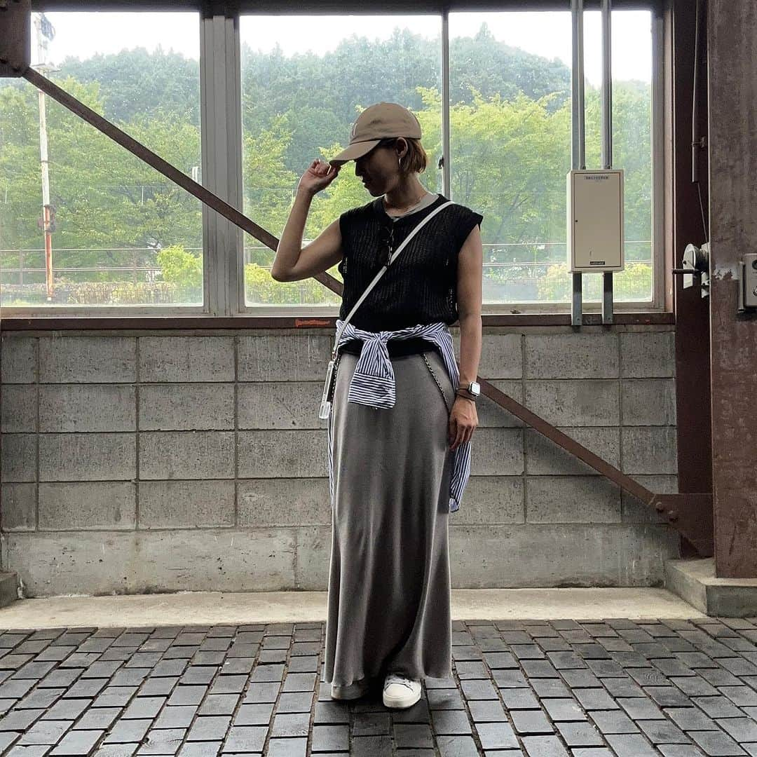 Yukarisuminoさんのインスタグラム写真 - (YukarisuminoInstagram)「✔旅コーデ 旅に持ってきて持ってきてよかった！ UNIQLOの #コットンストライプシャツ を腰巻きに。寒い時は羽織れるしかさばらないから旅行にピッタリだなぁ。  ニットは @gu_for_all_ #メッシュセーター コレ買ってよかった！涼しいし合わせやすいし‥ スニーカーは @arashoes_jp  足が本当に疲れないから旅に最適。  スマホストラップと小顔見えキャップが大活躍してるのは言うまでもないというか私の一部♡  #ママコーデ #ママファッション #ママ #プチプラコーデ #プチプラ #アラフォーコーデ #アラフォー #アラフォーママ #40代コーデ  #アラフィフ  #locari #trill #bys #folk #mery #4meee #mineby3mootd  #コーディネート  #jマダムのおしゃれ #レスブリス #uniqlo #ユニクロ #ユニクロ購入品 #レスブリス」8月14日 10時48分 - yukarisumino