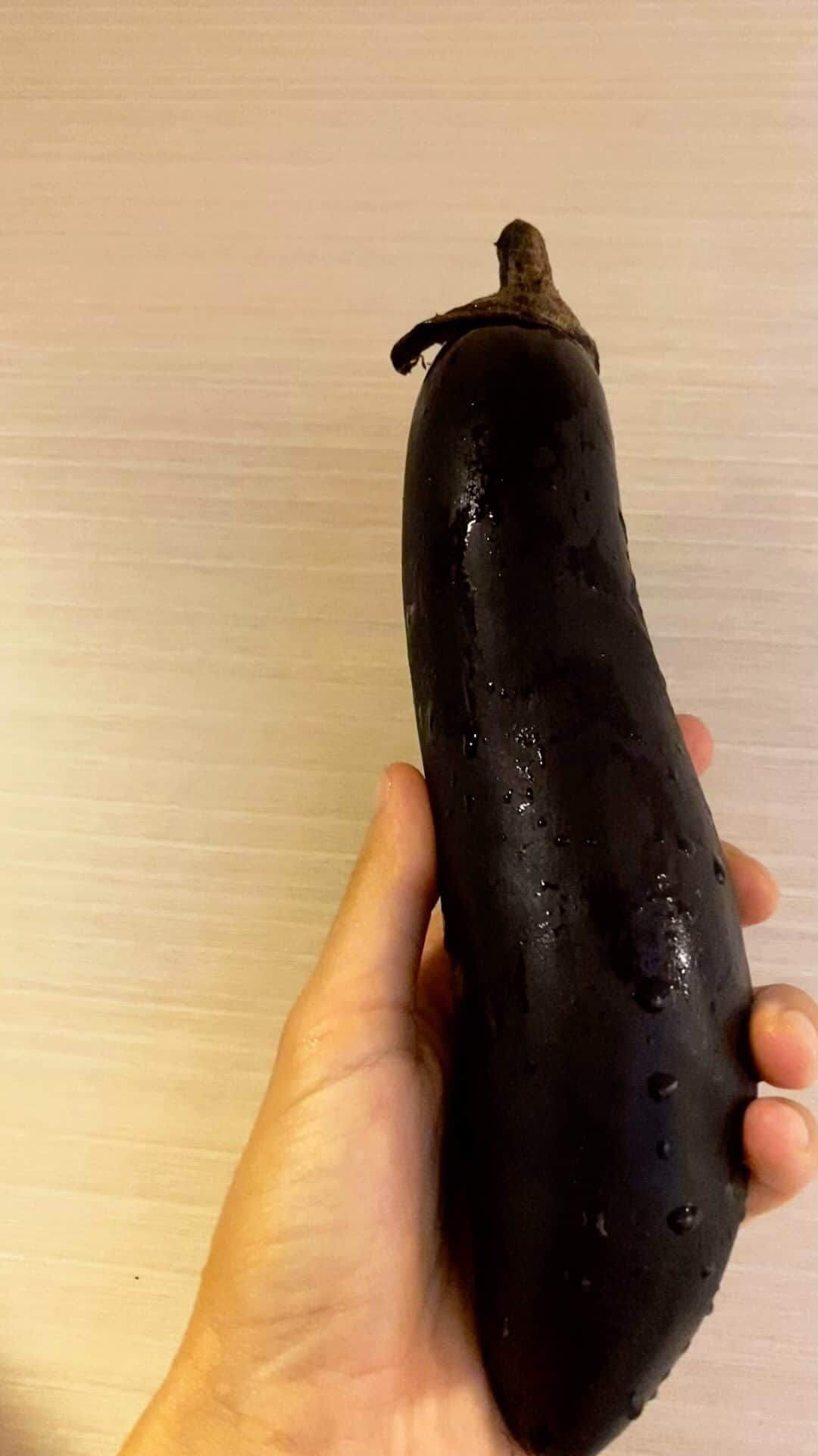 のインスタグラム：「浦幌で収穫した茄子で🍆  祖母がよく作ってくれる 茄子のオランダ煮…  オランダ煮という名前だった気がする‼️  甘めのご飯が すすむおかず🍆🌾🍚」