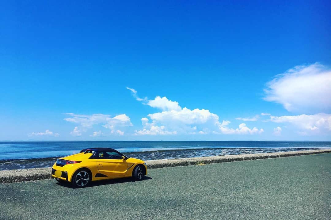 Honda 本田技研工業(株)さんのインスタグラム写真 - (Honda 本田技研工業(株)Instagram)「S660でドライブ中の風景を投稿いただきました！ 爽やかな夏らしい色味が素敵です😀 . Photo by @660cafe , @keycyandayo . #MeandHonda #Honda #thepowerofdreams #クルマ #car #HondaCar #ホンダ好きと繋がりたい #S660 #車のある風景 #愛車のある風景 #愛車撮影 #ドライブ #ドライブ好きな人と繋がりたい #ドライブスポット #Hondalife #carphotography  #hondagram . 本アカウントでは、「 #MeandHonda 」をつけてInstagramに投稿された皆さんの写真を紹介させていただきます。 8月は「夏空」をテーマにした写真をご紹介します。 9月のテーマは「夕暮れ」の予定です。ぜひご投稿ください！ . 思い出の写真や自宅付近で撮影された写真など、たくさんのご投稿をお待ちしています。」8月14日 11時00分 - hondajp