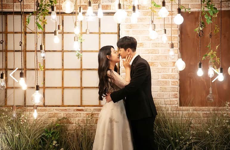 イヨンのインスタグラム：「안녕하세요  제 사랑하는 동생이 결혼합니다:)❤」